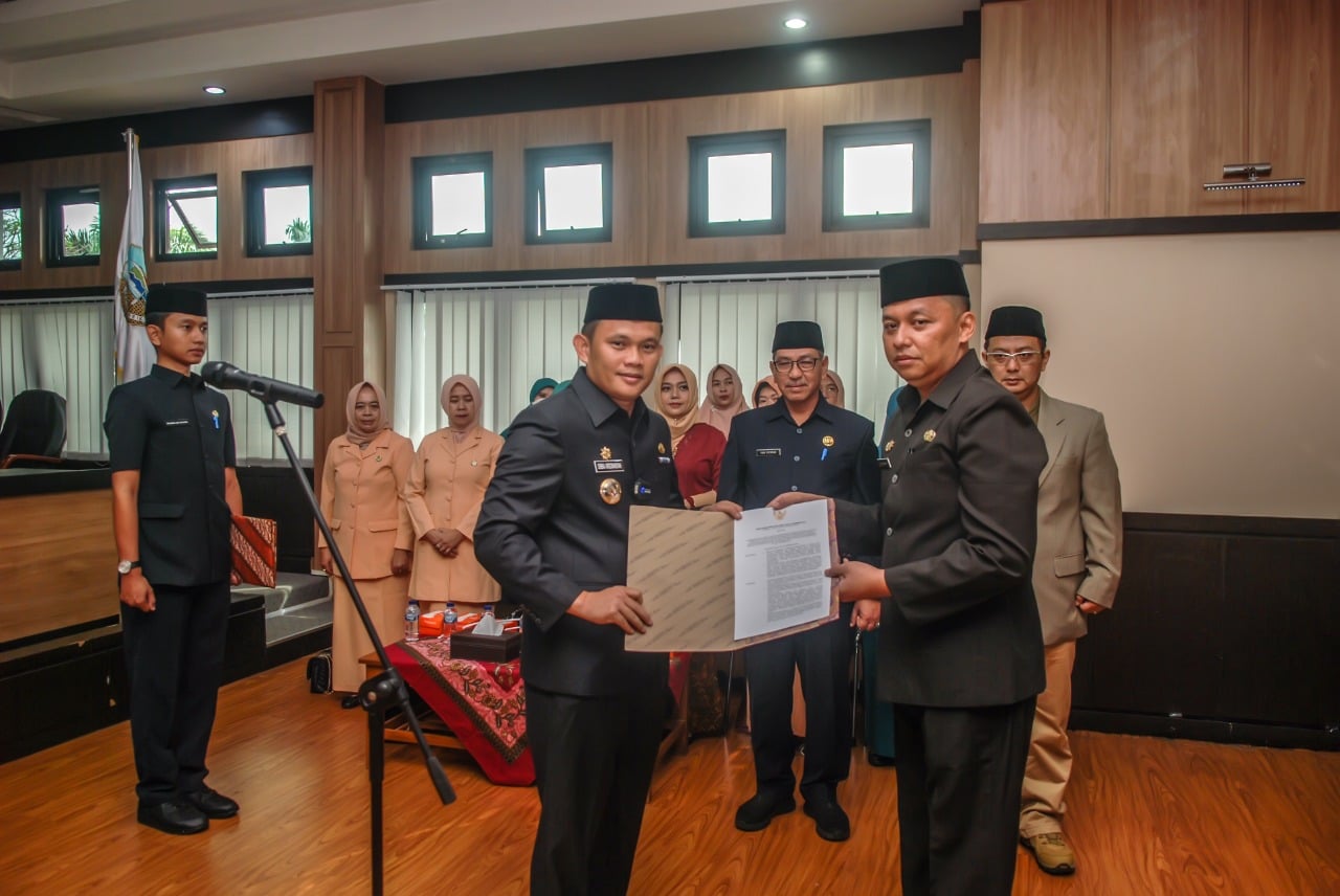 Pj Wali Kota Tasikmalaya, Cheka Virgowansyah (kanan) melantik Kadisporabudpar Deddy Mulyana (kiri), di Aula Bale Kota Tasikmalaya, Rabu (25/