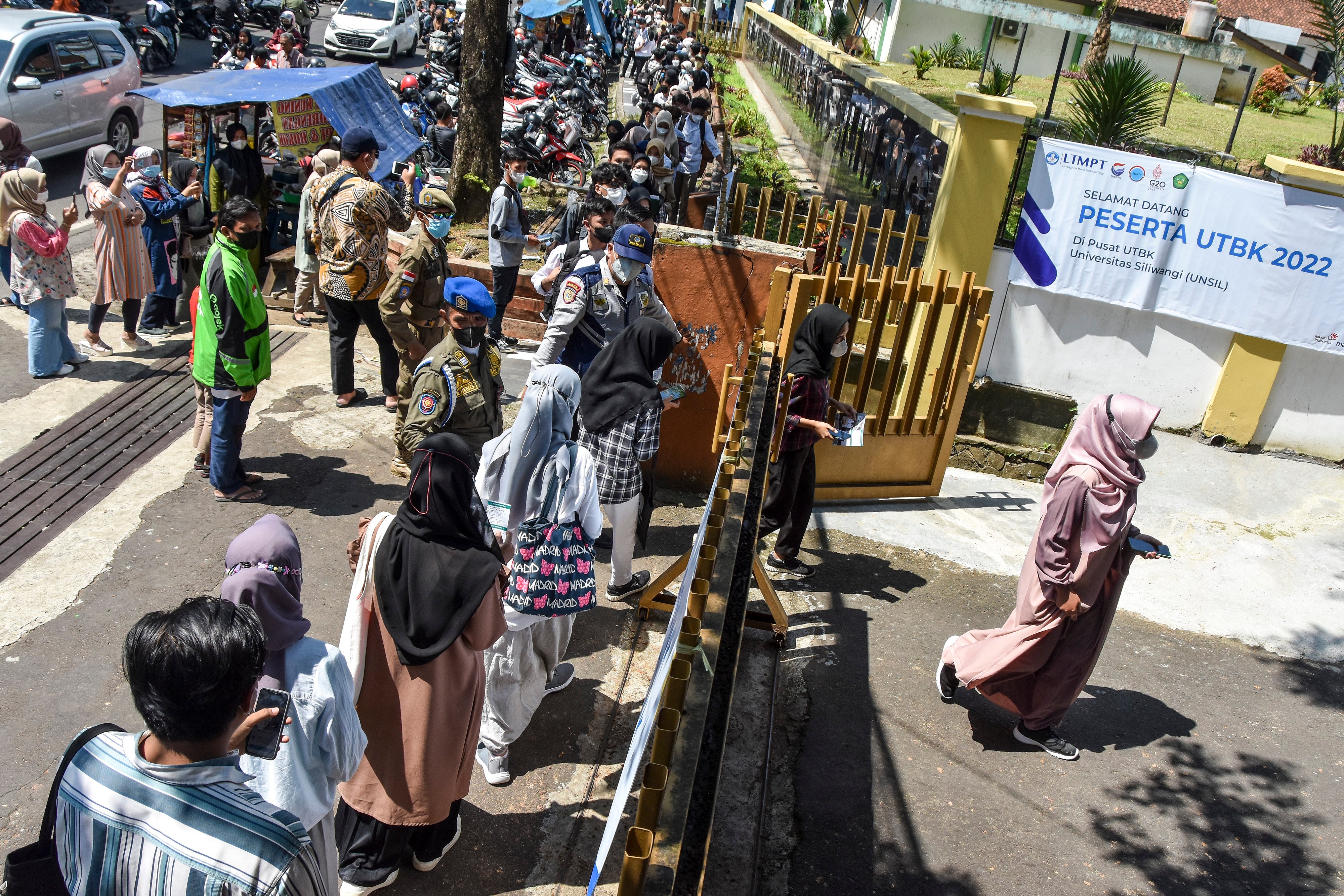 Peserta antre memasuki lokasi UTBK SBMPTN di Kampus Universitas Siliwangi (Unsil), Kota Tasikmalaya, Jawa Barat, Rabu (18/5/2022).