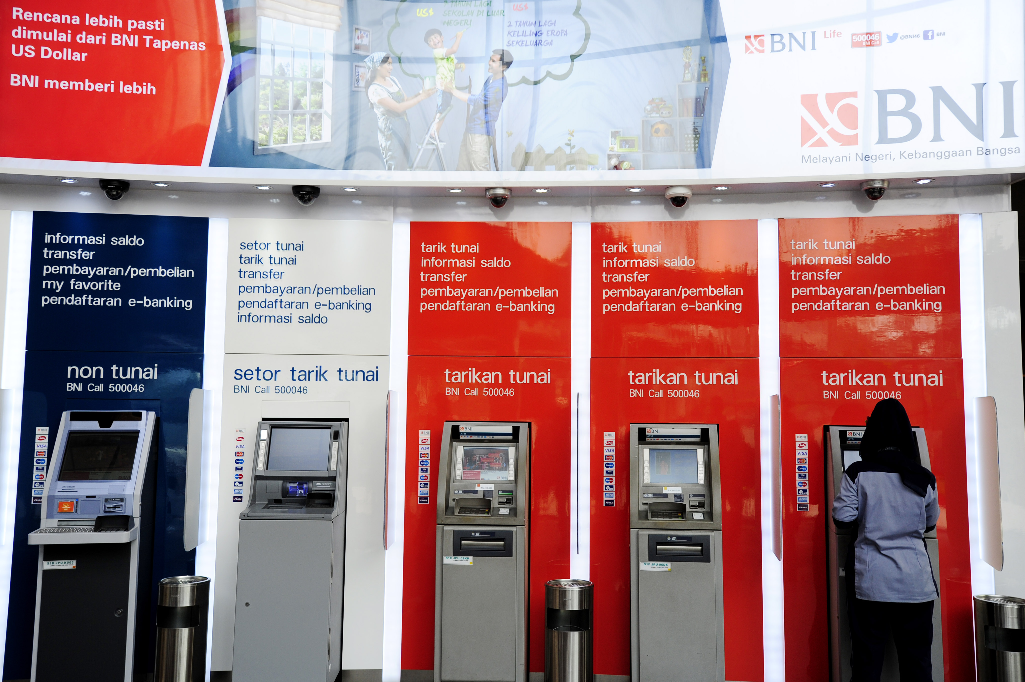 Nasabah melakukan transaksi menggunakan ATM di Kantor Pusat BNI Jakarta.