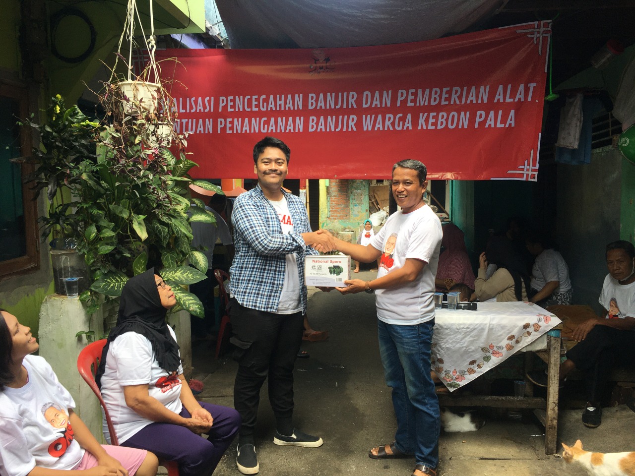 Sukarelawan Orang Muda Ganjar (OMG) DKI Jakarta menggelar sosialisasi penanganan banjir dan bantuan pompa ke warga Kebon Pala, Jakarta Timur
