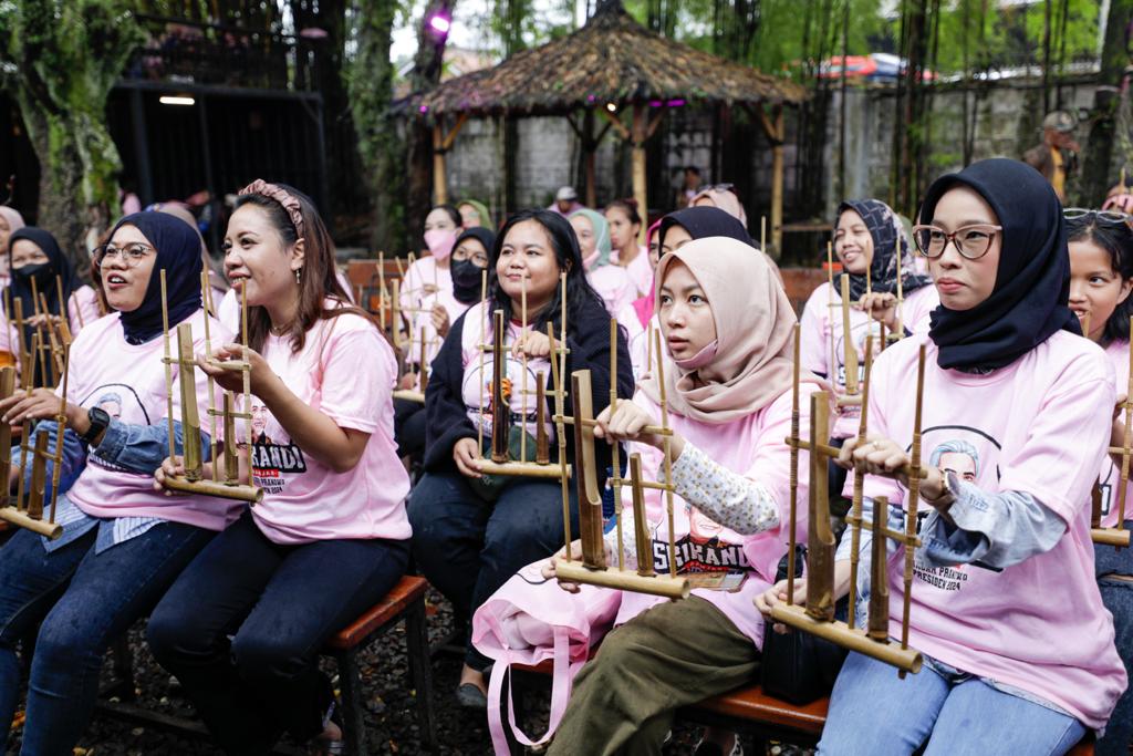 Para perempuan belajar angklung bersama Srikandi Ganjar Jabar di Kec. Aecamanik, Kota Bandung, Jabar, Sabtu (28/1/2023).