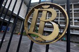 Logo Bank Indonesia yang terpasang di pagar. 