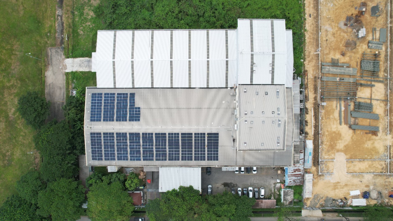 Untuk memenuhi energi listrik, PT Modern Plastic Industry (MPI) telah memanfaatkan PLTS Atap.