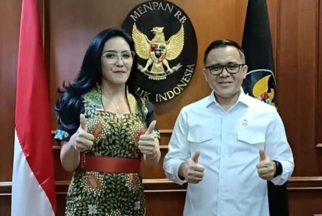 Politikus PDI Perjuangan Rieke Diah Pitaloka menemui Menpan-Rebiro Abdullah Azwar Anas di Kantor Kemenpan-Rebiro.