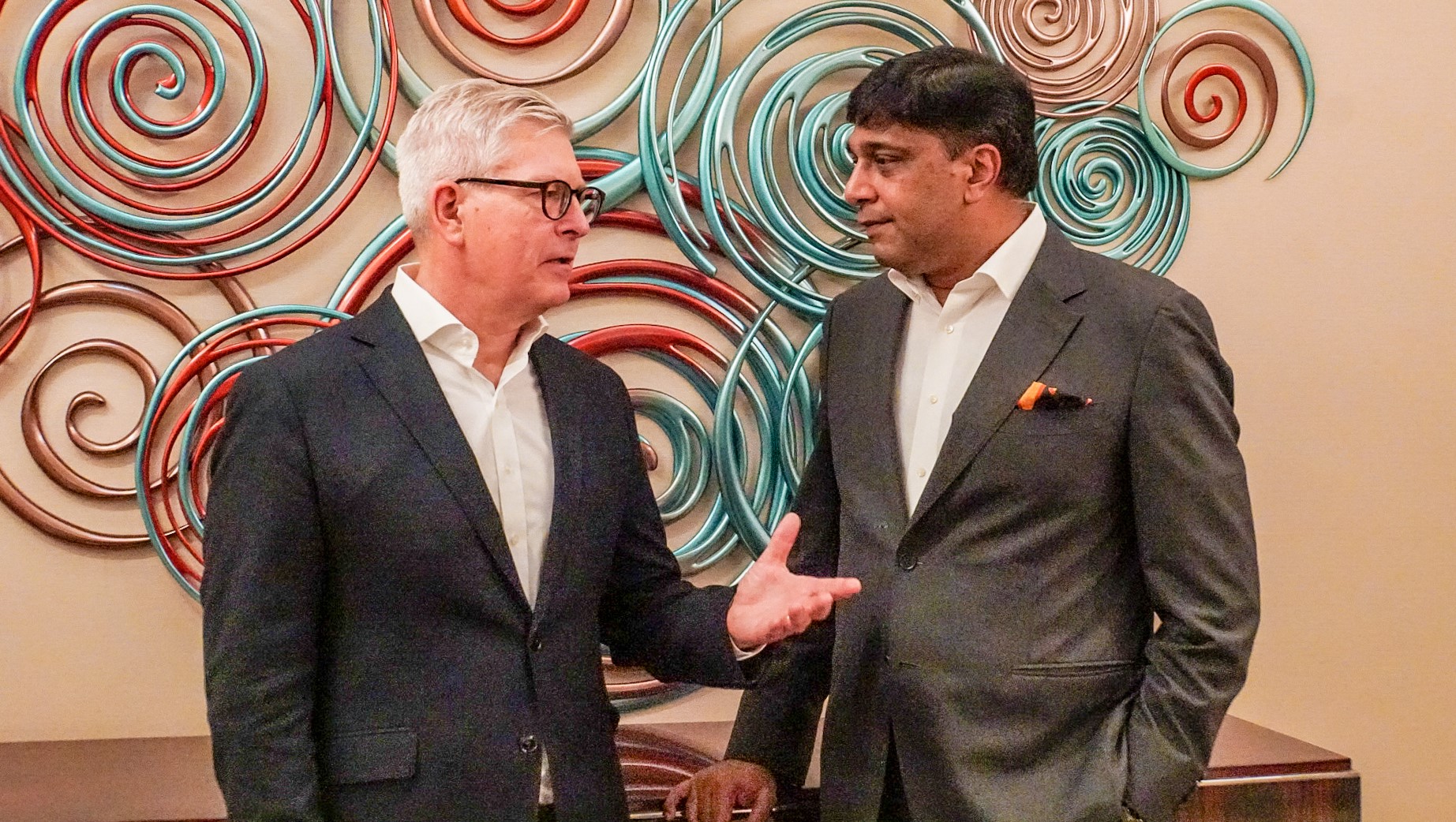 President Director and CEO Indosat Ooredoo Hutchison, Vikram Sinha (kanan) dan Head of Ericsson Indonesia Jerry Soper.