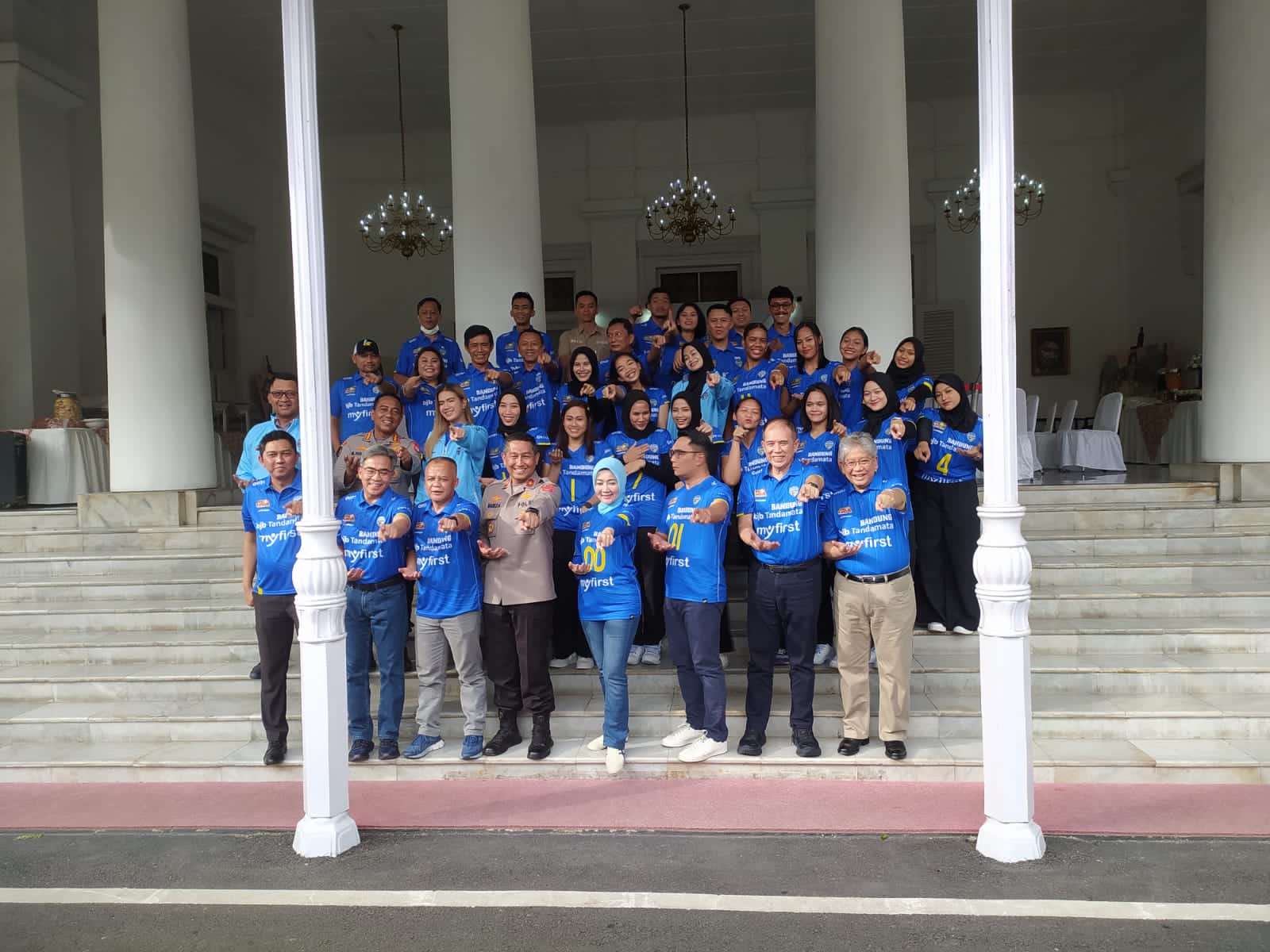 Tim Voli Putri Bandung BJB Tandamata seusai dilepas Gubernur Jawa Barat dan para pembina di Gedung Pakuan