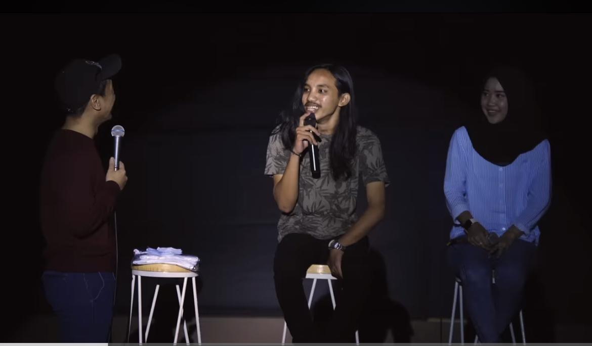 Irfan Ghafur makin dikenal masyarakat Indonesia setelah masuk di acara Stand Up Comedy “Cerita Cinta Ku” yang dipandu Raditya Dika.