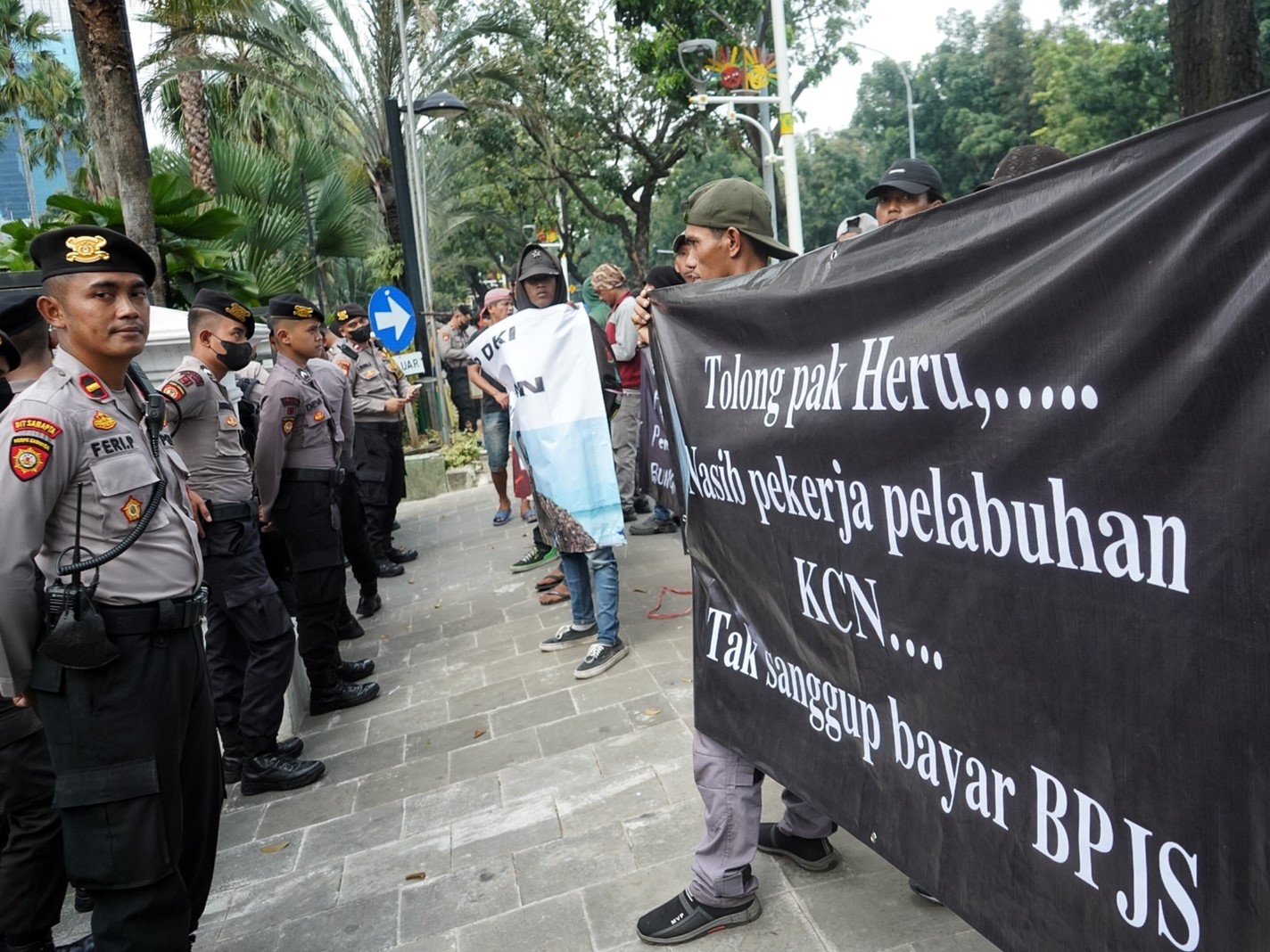 Massa berdemonstrasi di Balai Kota DKI Jakarta, Kamis (12/1).