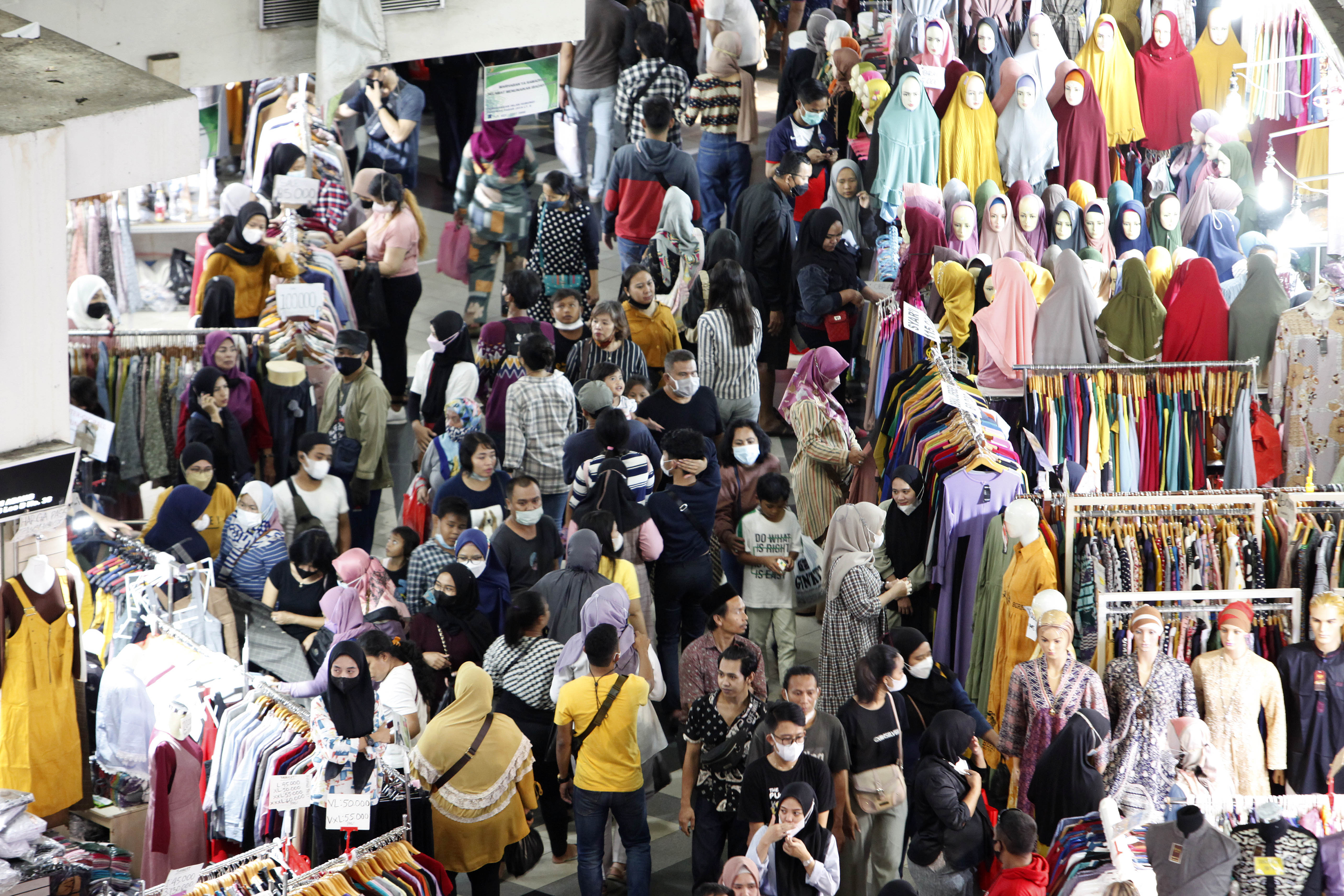 Suasana keramaian pengunjung di pusat perbelanjaan Pasar Tanah Abang, Jakarta.