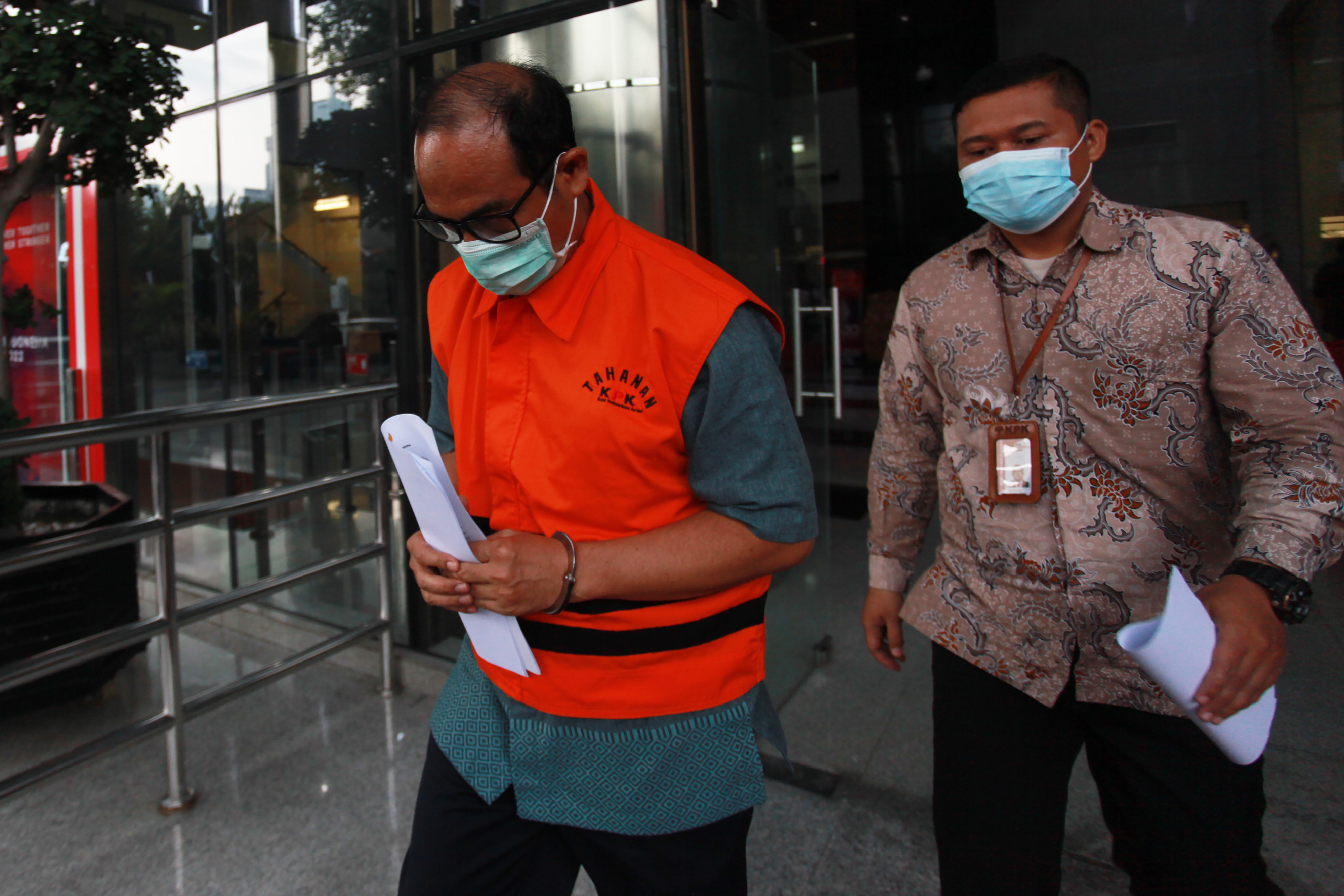 Tersangka kasus dugaan suap penanganan perkara di MA, Hakim Agung Gazalba Saleh, usai diperiksa di Gedung KPK Jakarta, Senin (19/12/2022). 