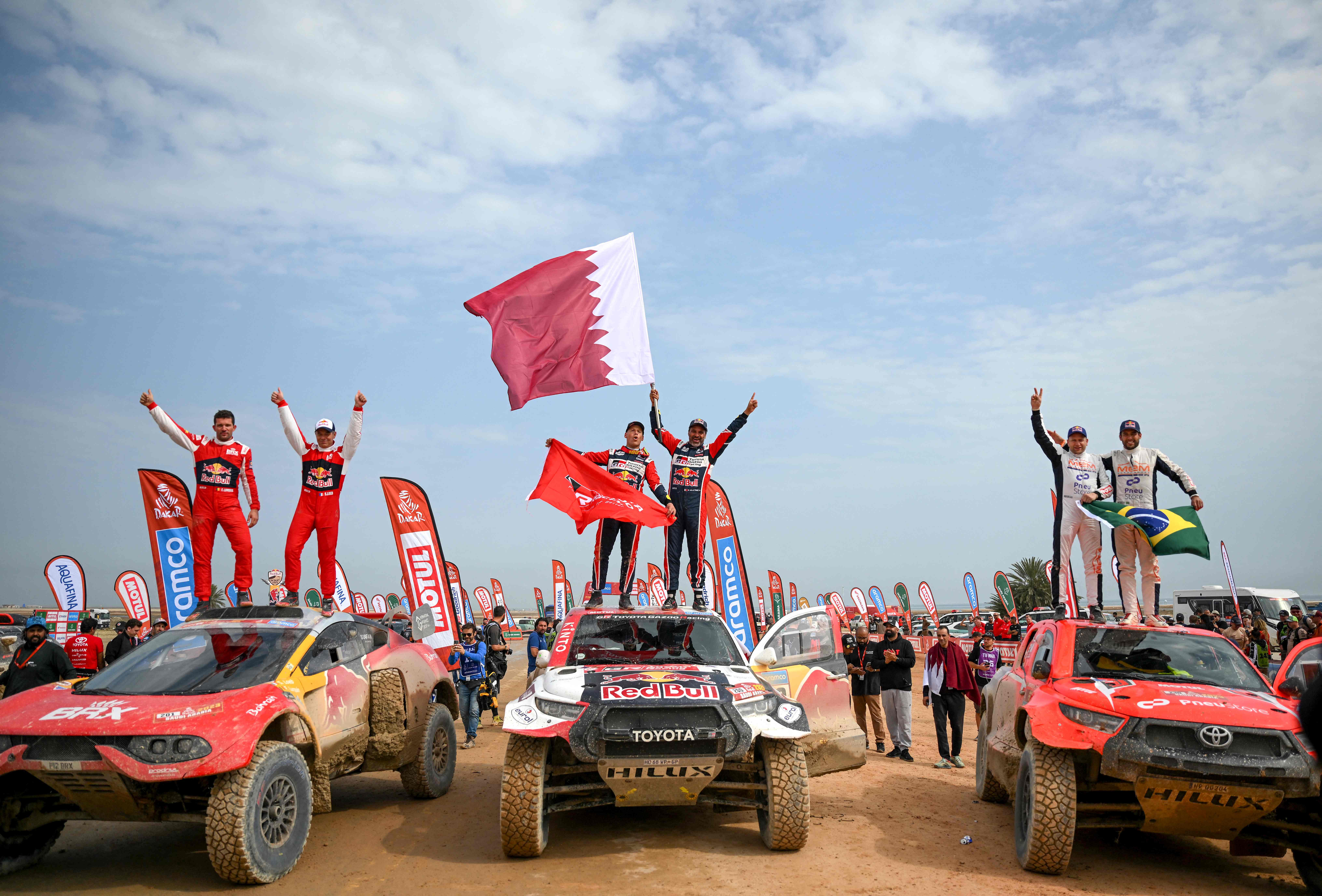 Selebrasi para juara Reli Dakar 2023 kategori mobil di Dammam, Arab Saudi, Minggu (15/1).