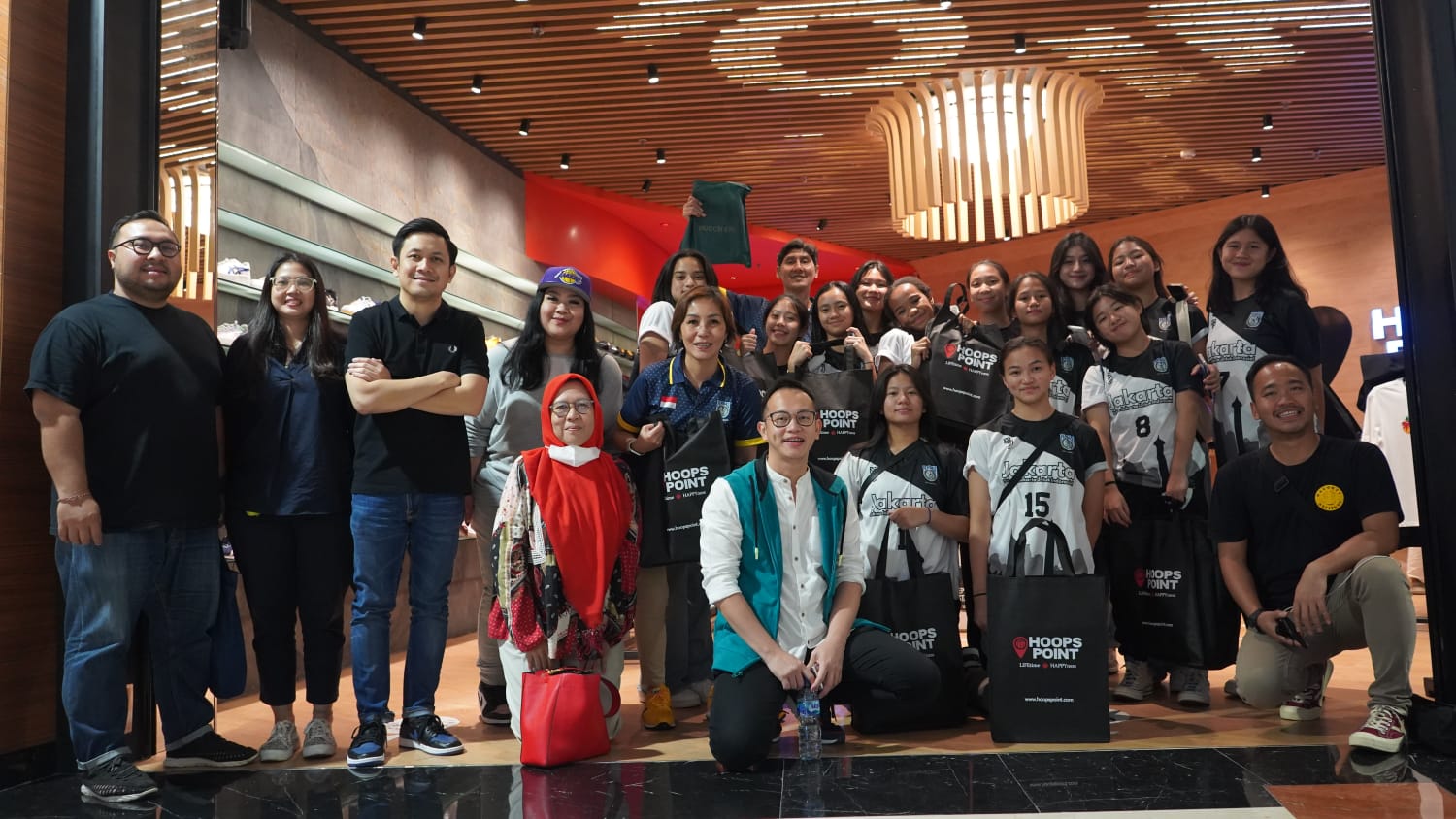 Perbasi DKI Jakarta bersama tim basket putri pemenang Kejurnas