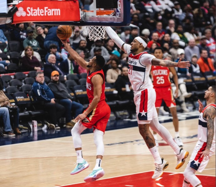 Pemain New Orleans Pelicans CJ McCollum melakukan lay up dalam laga NBA melawan Washington Wizards.