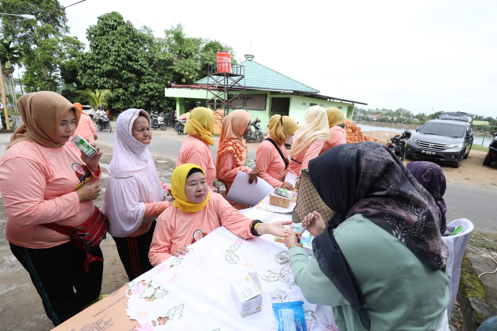 Mak Ganjar mengadakan kegiatan Senam Sehat Bersama Lansia dan Pemeriksaan Kesehatan di Wisata Danau Sipin, Kota Jambi, Sabtu (21/1/2023).