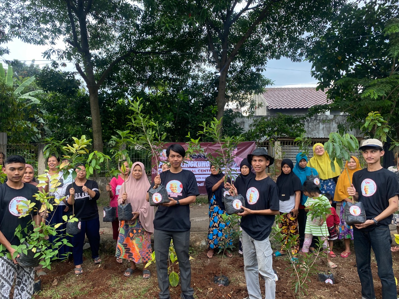 Relawan Ganjar Milenial Center Jabodetabek menggelar aksi tanam pohon bersama di Kampung Babakan RT 03, RW 01, Kelurahan Mustika Sari, 