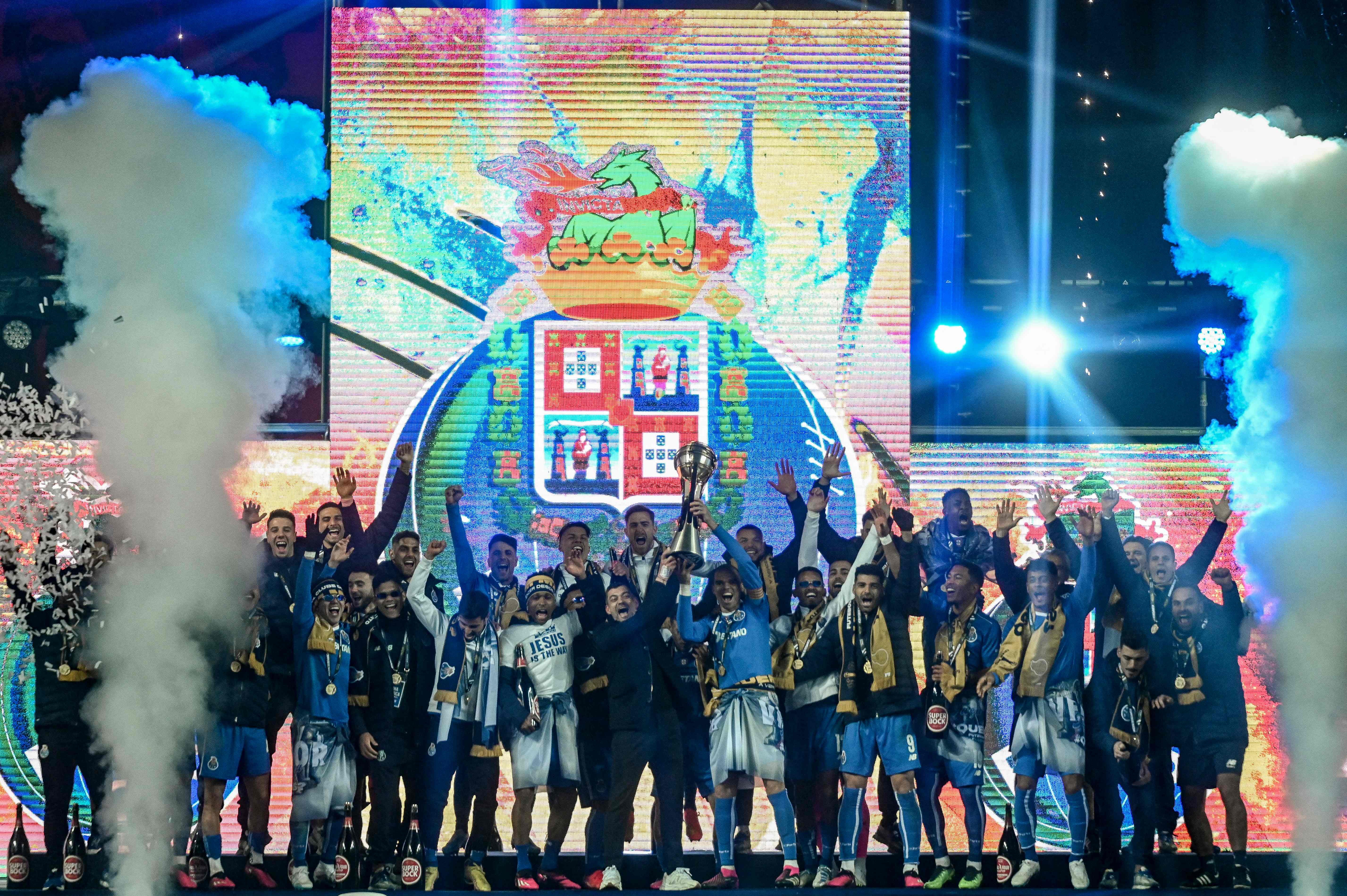 Para pemain Porto melakukan selebrasi usai menjadi juara Piala Liga Portugal