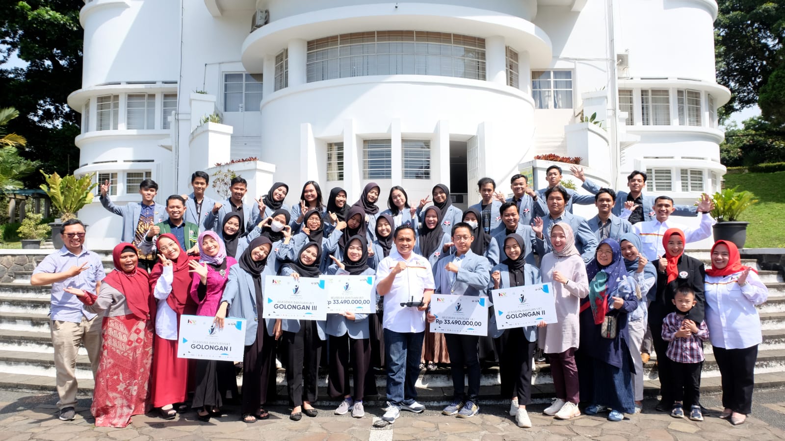 Pengurus IKA UPI bersama para penerima beasiswa