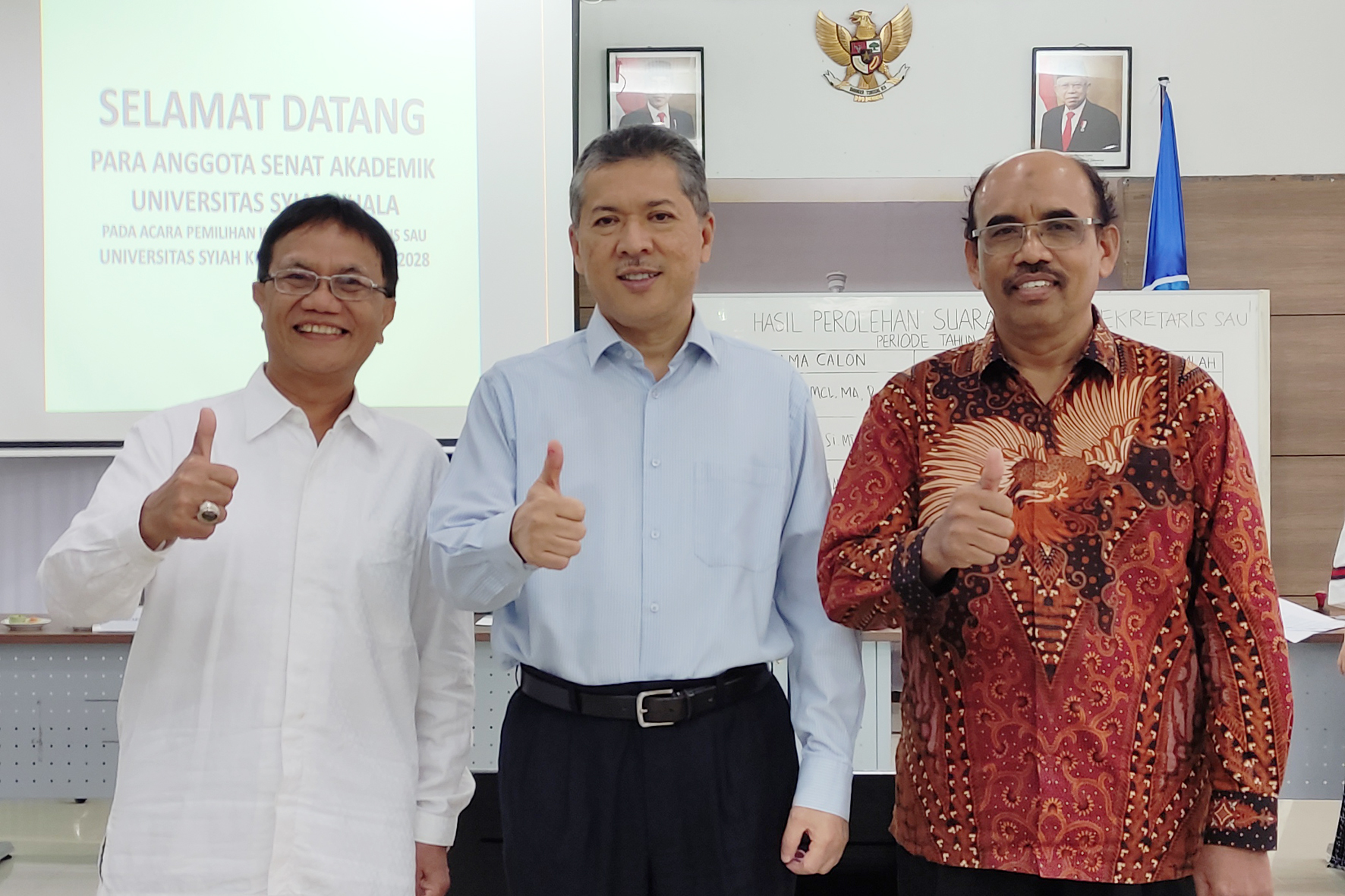 Rektor USK, Prof. Dr. Ir. Marwan (Tengah) foto bersama dengan Ketua Senat Akademik Universitas (SAU) USK terpilih, Prof. Dr. Ir. Abubakar, M