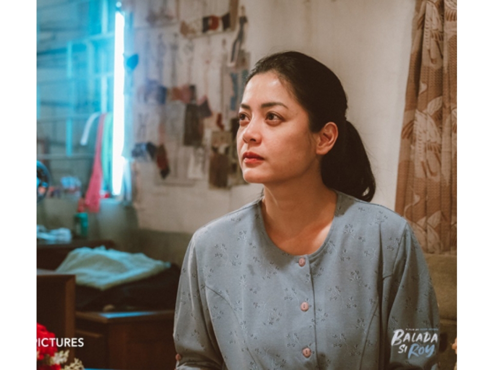Lulu Tobing berperan sebagai Astuti, ibu Roy dalam film Balada Si Roy.