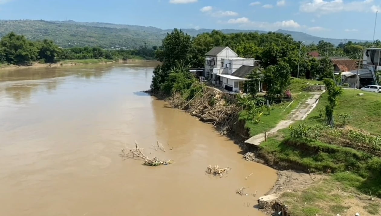 TEBING Sungai Bengawan Solo di Desa Semambung, Kecamatan Kanor, Bojonegoro, Jawa Timur, longsor. 