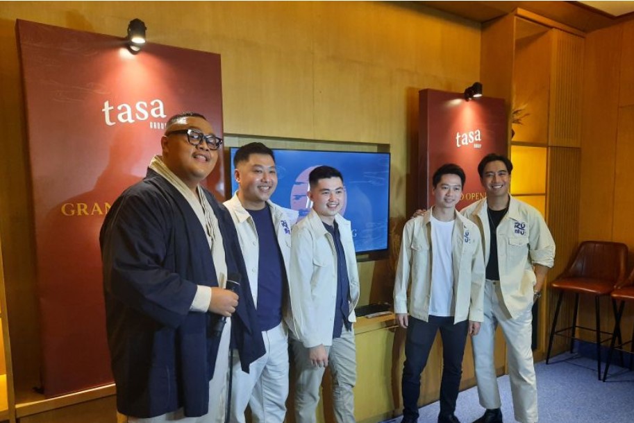 Vidi Aldiano dan Kevin Sanjaya (paling kanan dan kedua dari kanan) saat pembukaan Rumu Private Room Grill di Adityawarman, Jakarta.