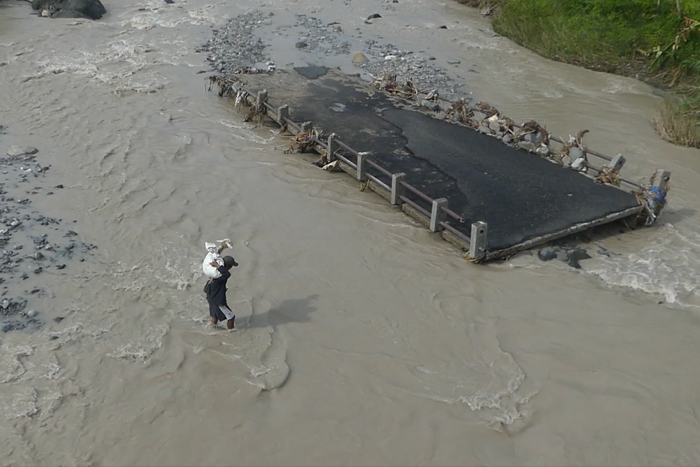 Warga nekat menyeberangi sungai Kacangan di Desa Sipedang, Kecamatan Banjarmangu, Banjarnegara.