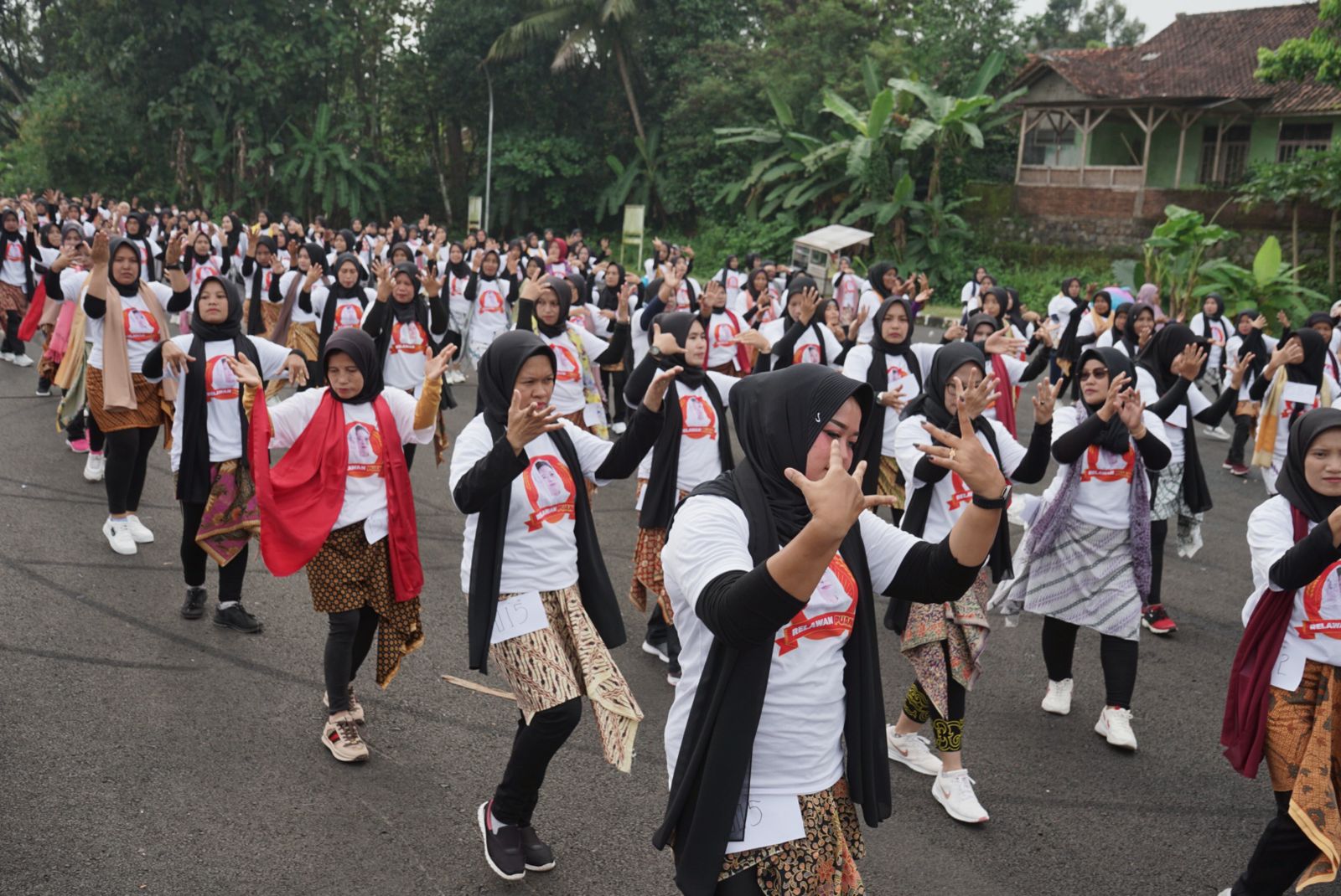 Ratusan emak-emak di Kabupaten Ciamis, Jawa Batrat, menggalang dukungannya dengan mengadakan kesenian rampak jaipong.