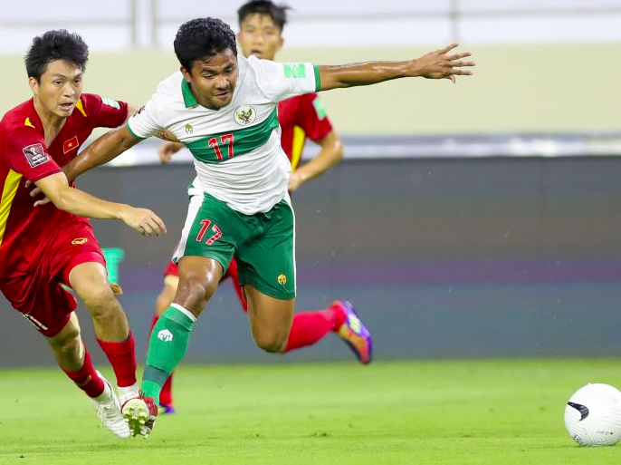 Pesepak bola Timnas Indonesia Asnawi Mangkualam (kanan).