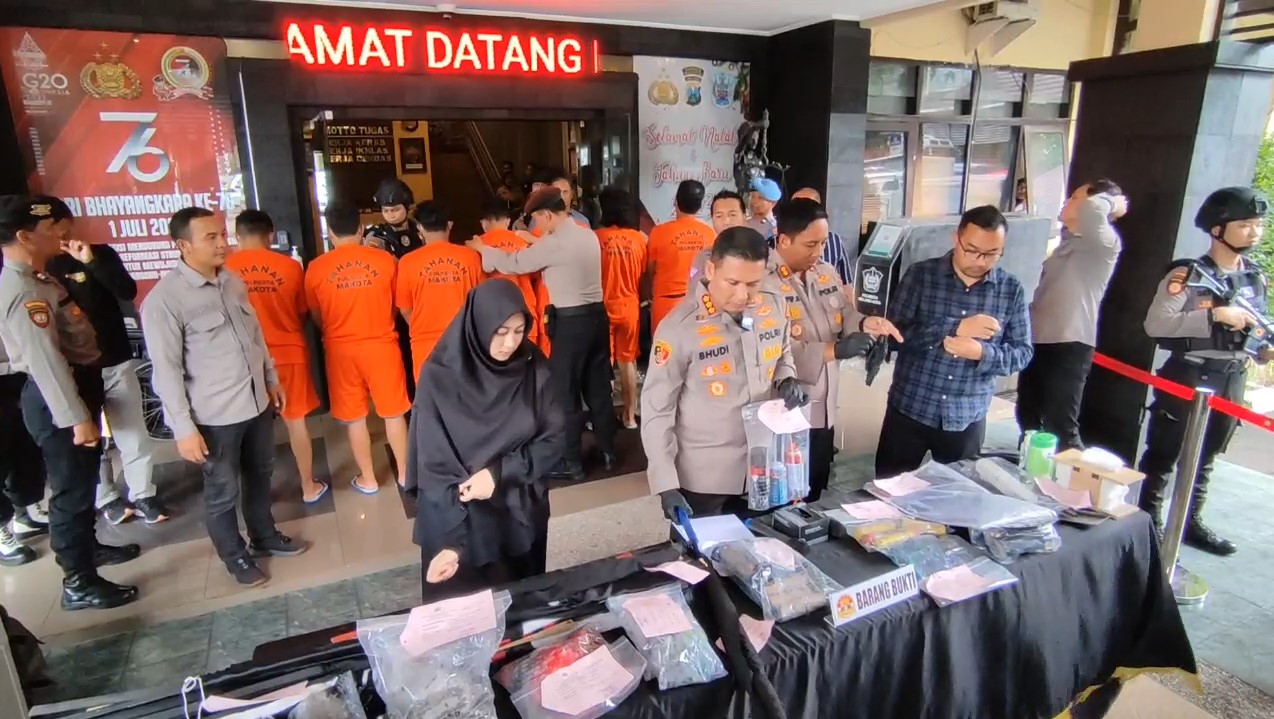 Sejumlah barang bukti diamankan, salah satunya adalah bendera hitam bertanda plus putih ala Kelompok Anarko. 