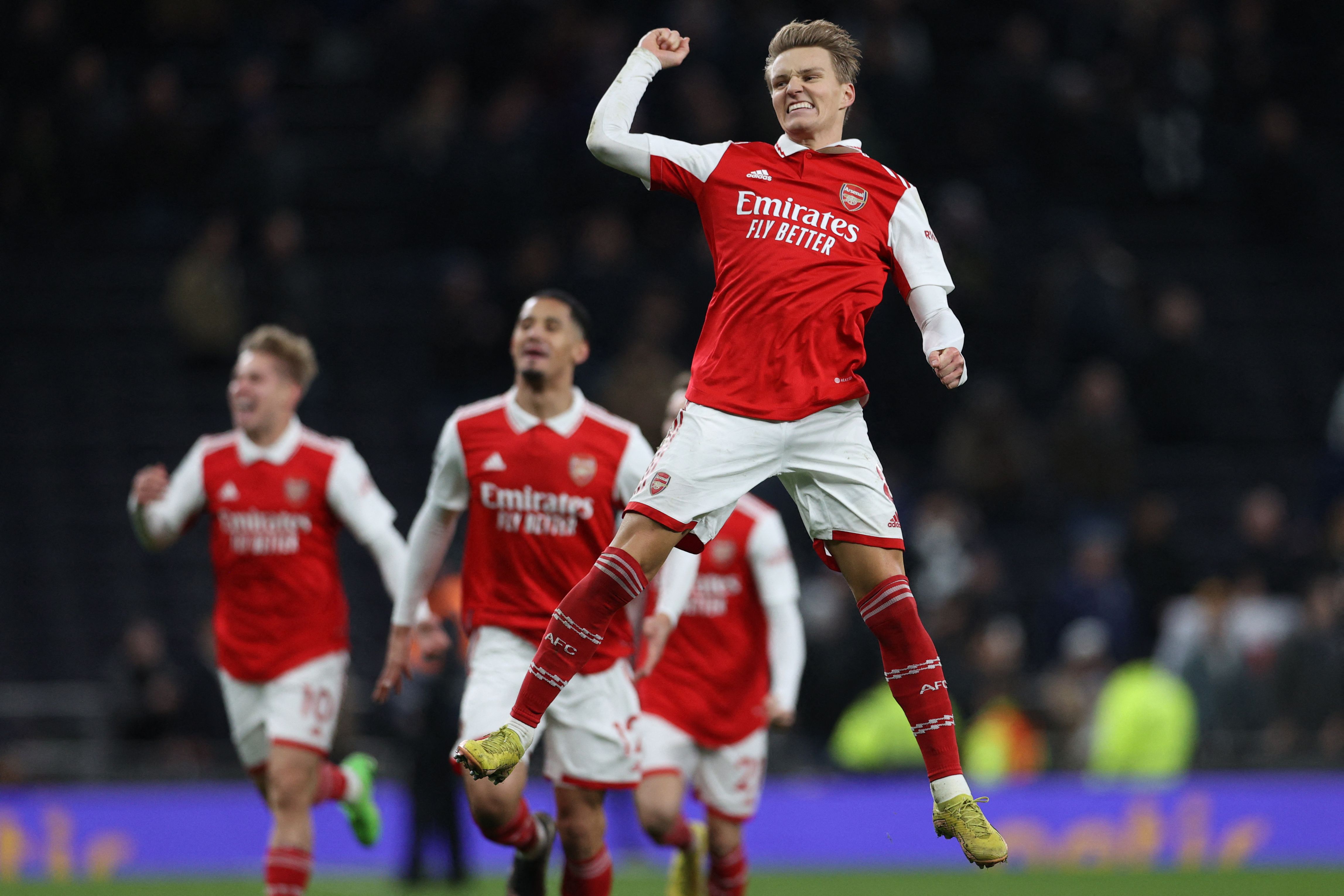 Pemain Arsenal Martin Odegaard (tengah) melakukan selebrasi
