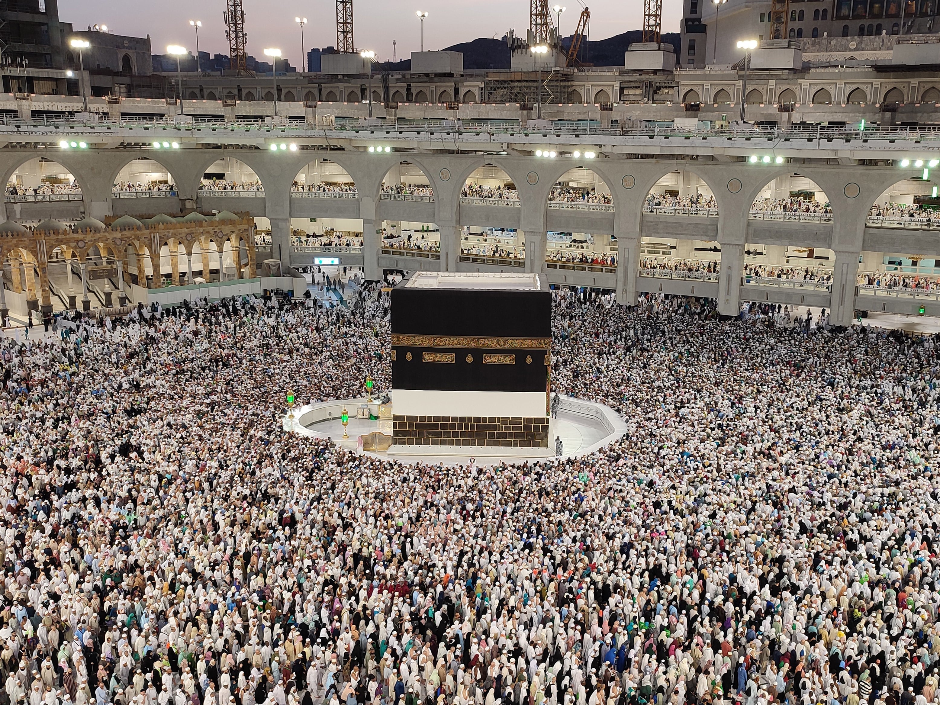 Ribuan jemaah haji menjalani tawaf wada atau tawaf perpisahan seusai menunaikan salat subuh berjemaah di Masjidil Haram, Mekkah, Arab Saudi.