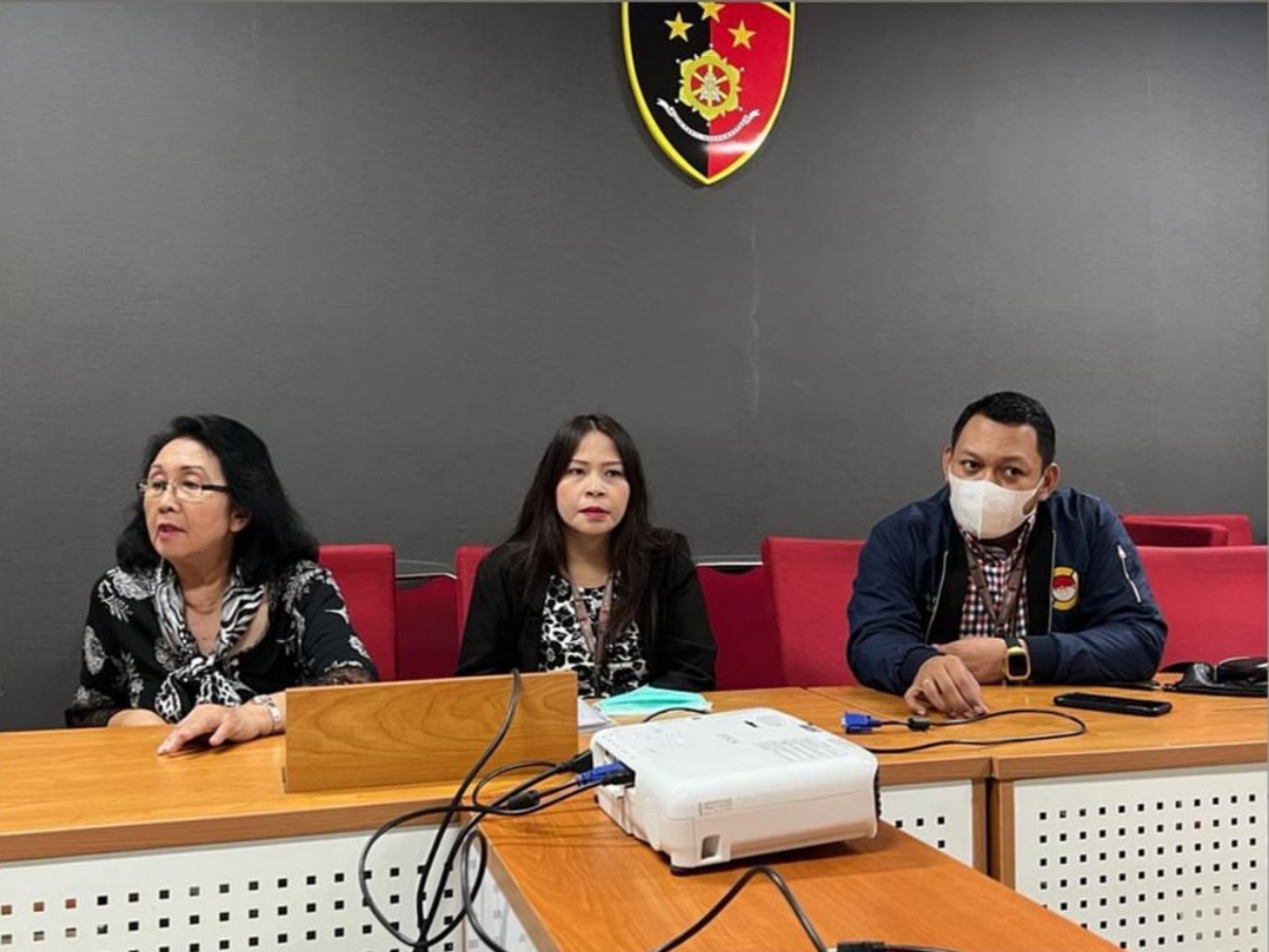 Sientje Mokoginta (kiri) dan kuasa hukumnya dari LQ  Indonesia Lawfirm Franziska Runturambi (tengah) serta Jaka Maulana.