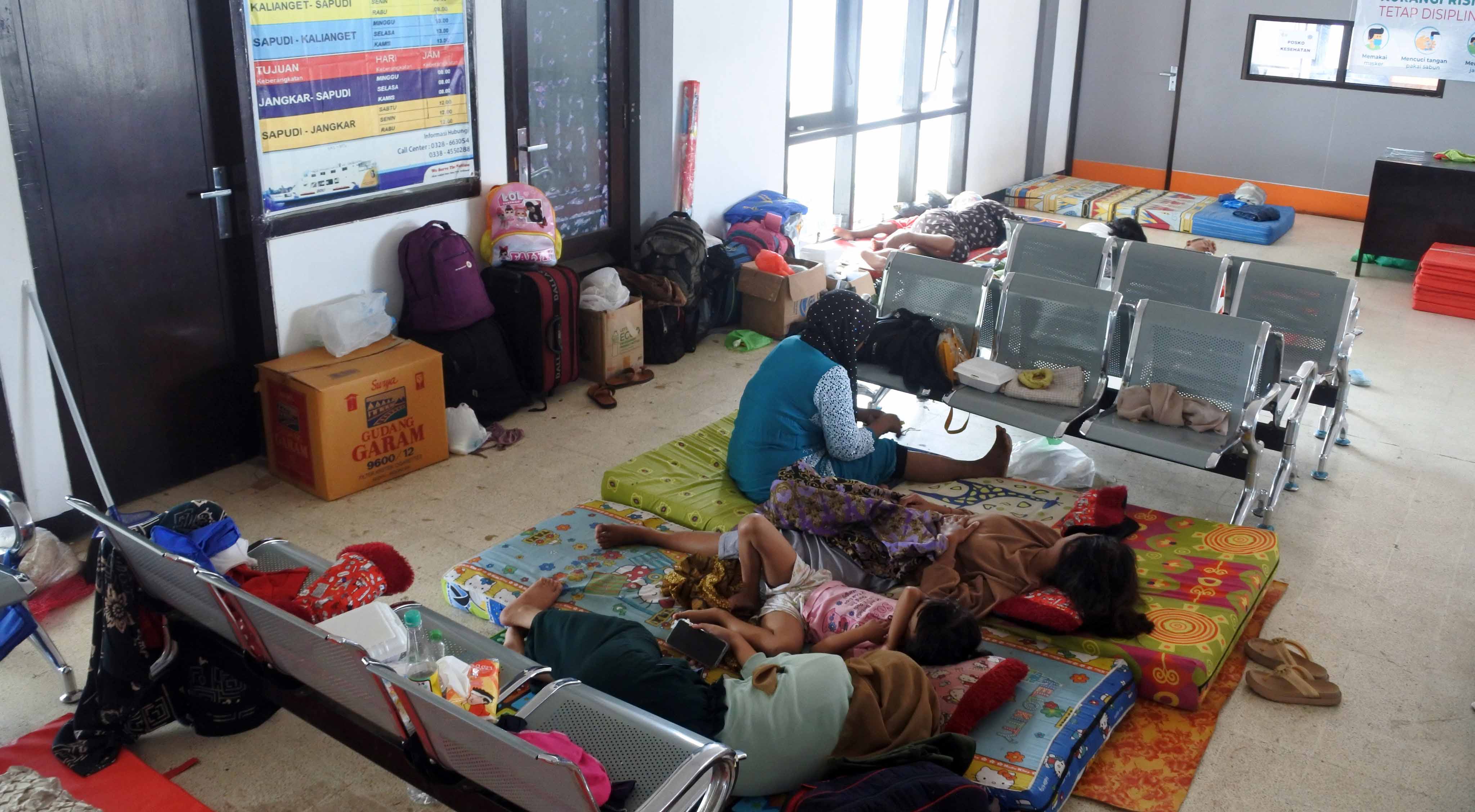 Sejumlah calon penumpang kapal feri beristirahat di ruang tunggu Pelabuhan Jangkar, Situbondo, Jawa Timur, Senin (2/1).