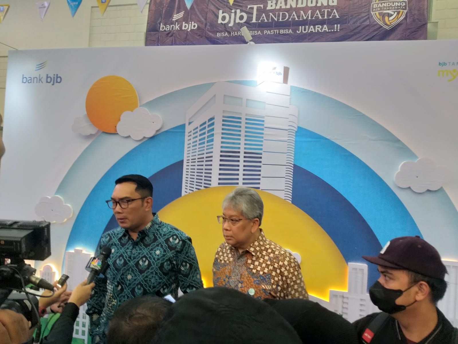 Gubernur Jawa Barat Ridwan Kamil dan Dirut Bank BJB Yuddy Renaldi saat membuka acara khitanan massal