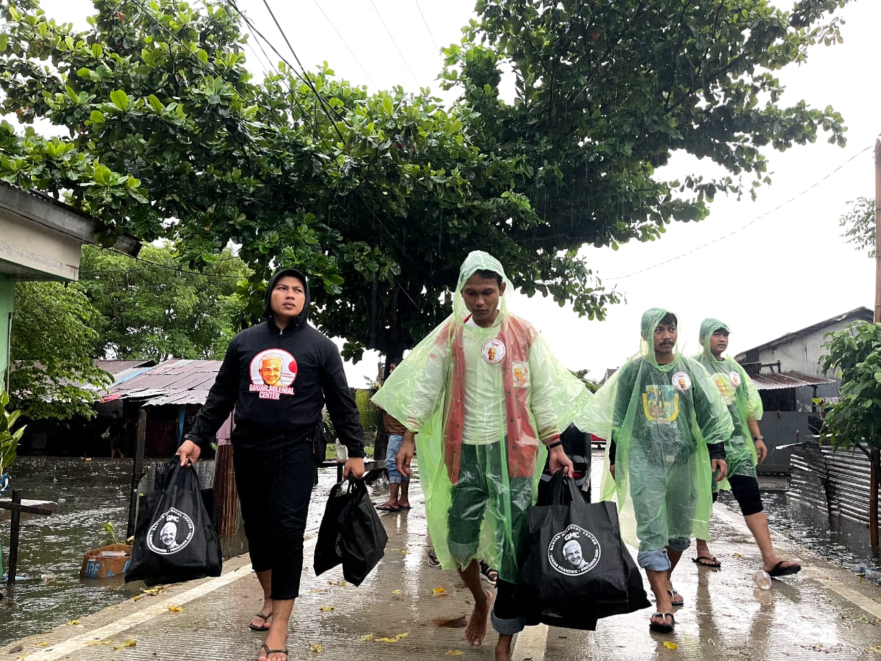 Relawan milenial Sulsel yang tergabung di GMC melaksanakan bakti sosial dan membagikan bahan pokok untuk korban banjir di Kota Makassar