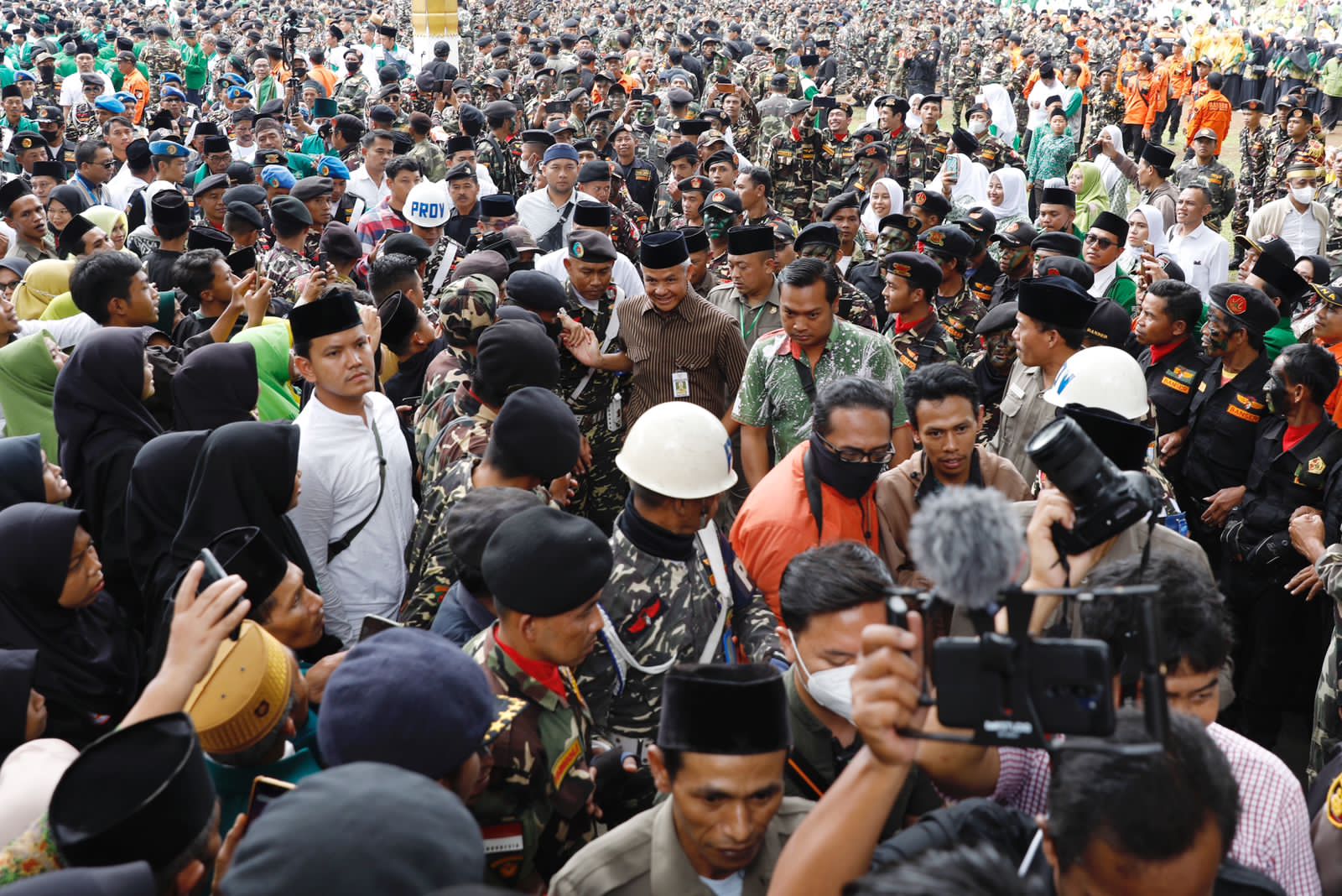 Gubernur Jateng Ganjar Pranowo hadir diperingatan Harlah NU ke 100 tahun di  Alun-Alun  Kabupaten Temanggung, Jateng, Selasa (31/1/2023)