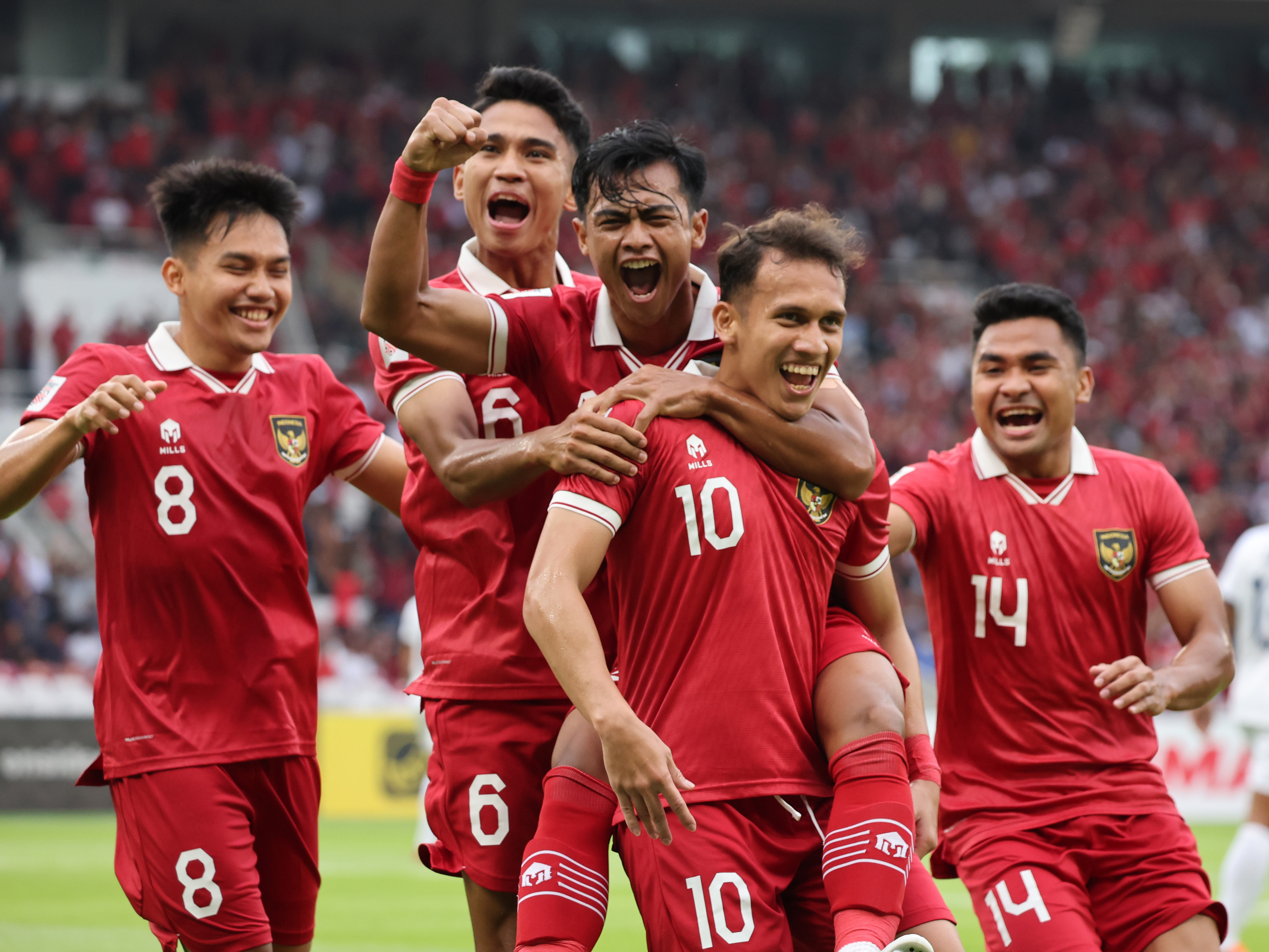 Para pemain timnas Indonesia melakukan selebrasi usai mencetak gol ke gawang lawan.