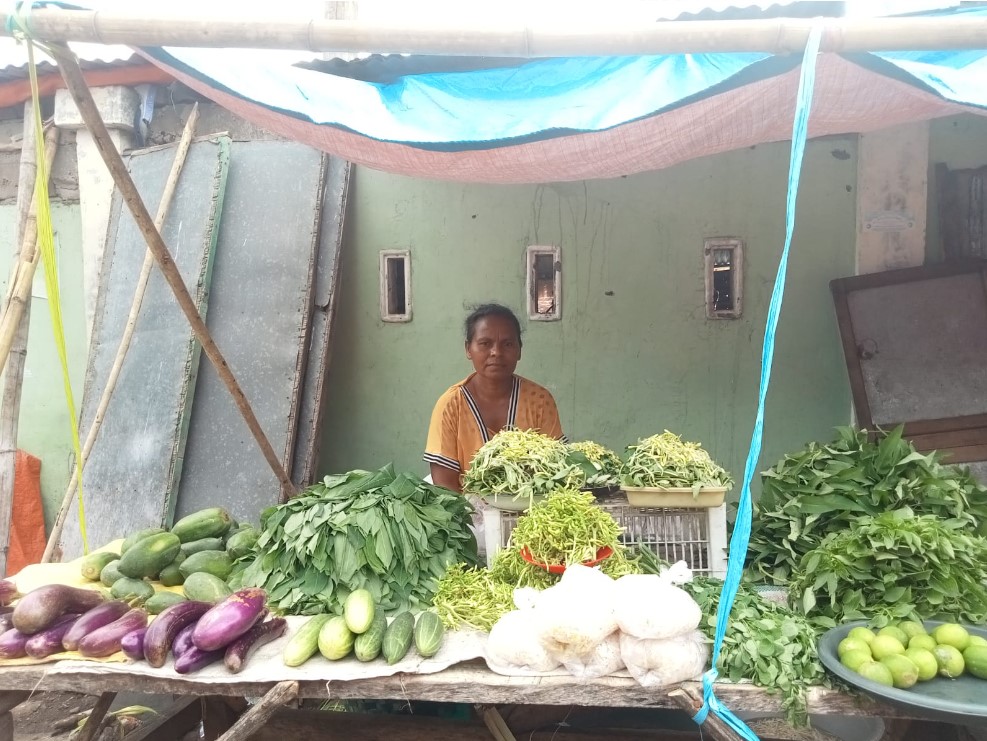 Maria Solot Kelen, 34, sedang menjajakan sayuran di Pasar Inpres Larantuka, Flores Timur, NTT.