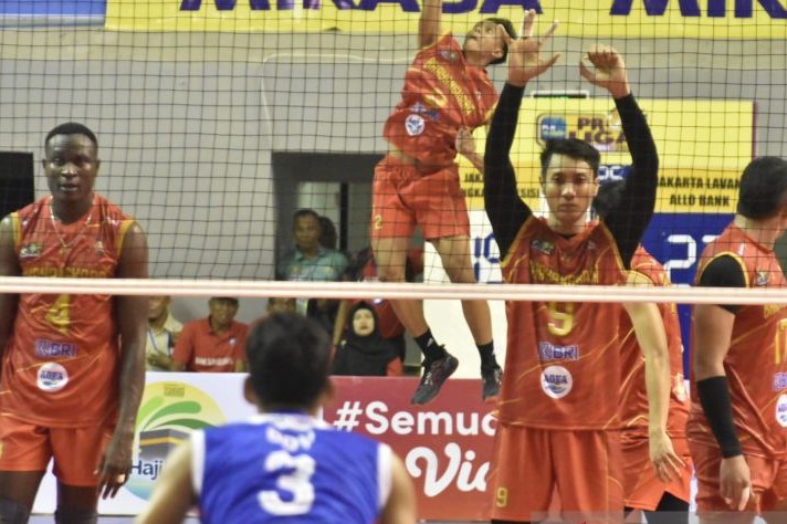 Pebola voli Jakarta Bhayangkara Presisi melakukan servis ke arah tim Jakarta LavAni Allo Bank