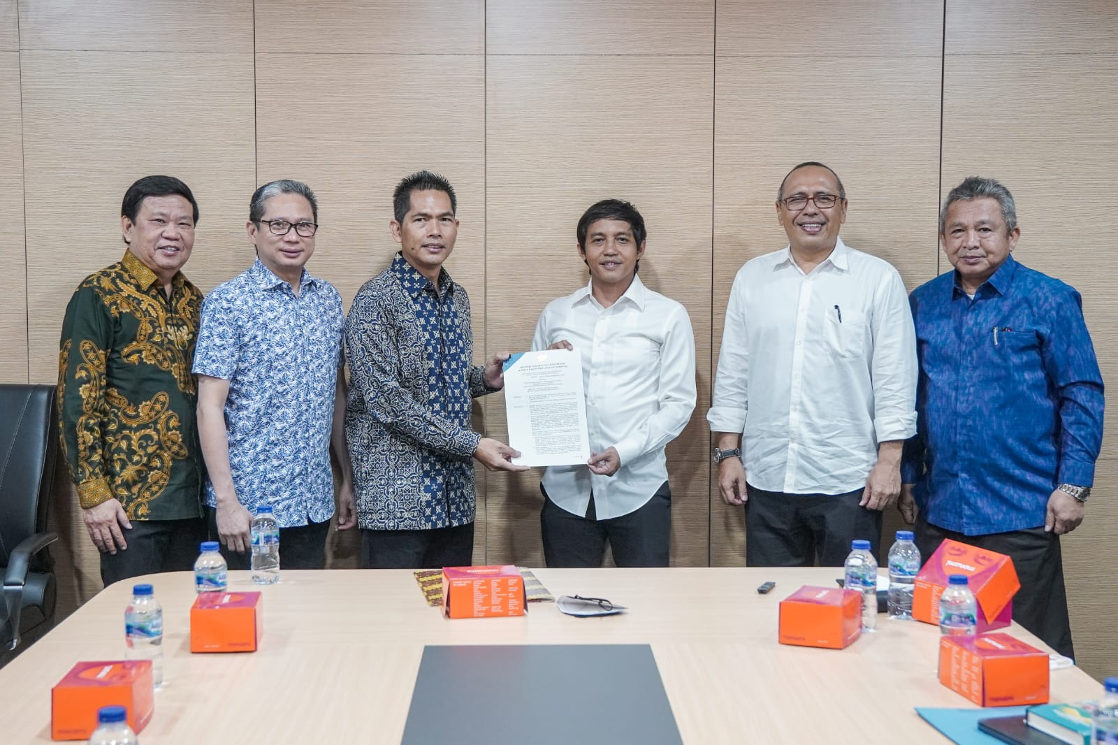 Wamen ATR/BPN, Raja Juli Antoni, menyerahkan SK Penunjukan Badan Hukum untuk Gereja Yesus Kristus Tuhan