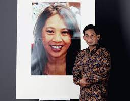 Foto korban mutilasi Angela Hindriati Wahyuningsih diperlihatkan sang kakak Turyono Wahadi saat dilaporkan hilang pada 2019 lalu.