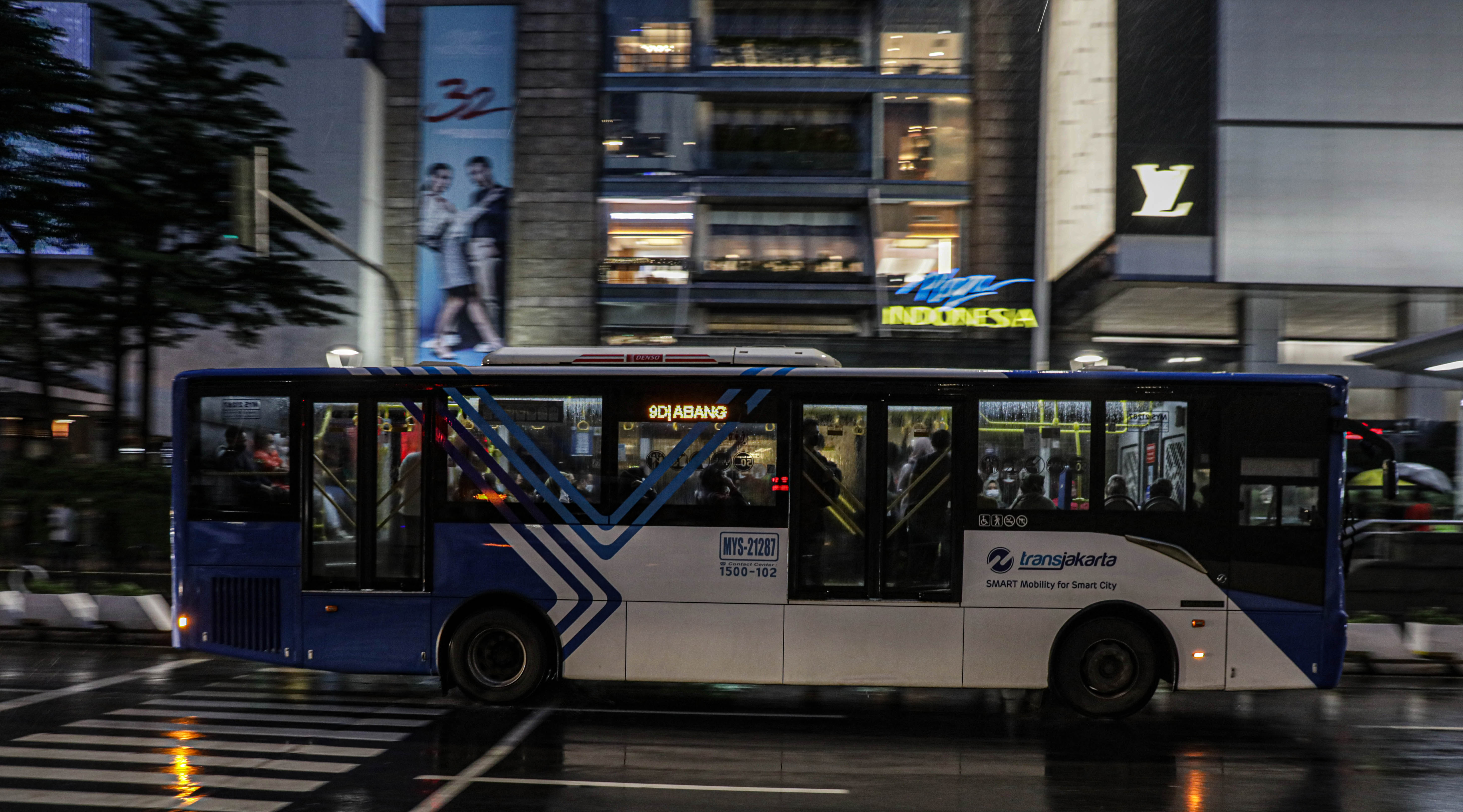 Bus Transjakarta membawa penumpang melintasi Jalan MH Thamrin, Jakarta.