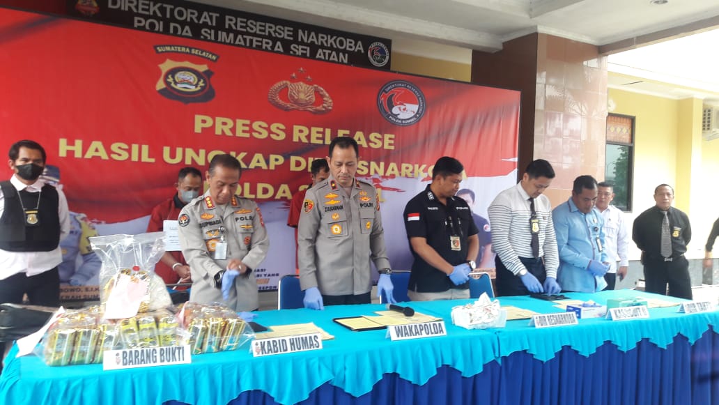  Wakapolda Sumsel Brigjen M Zulkarnain merilis kasus penangkapan dua tersangka kurir narkoba di Mapolda, Palembang, Kamis (5/1).