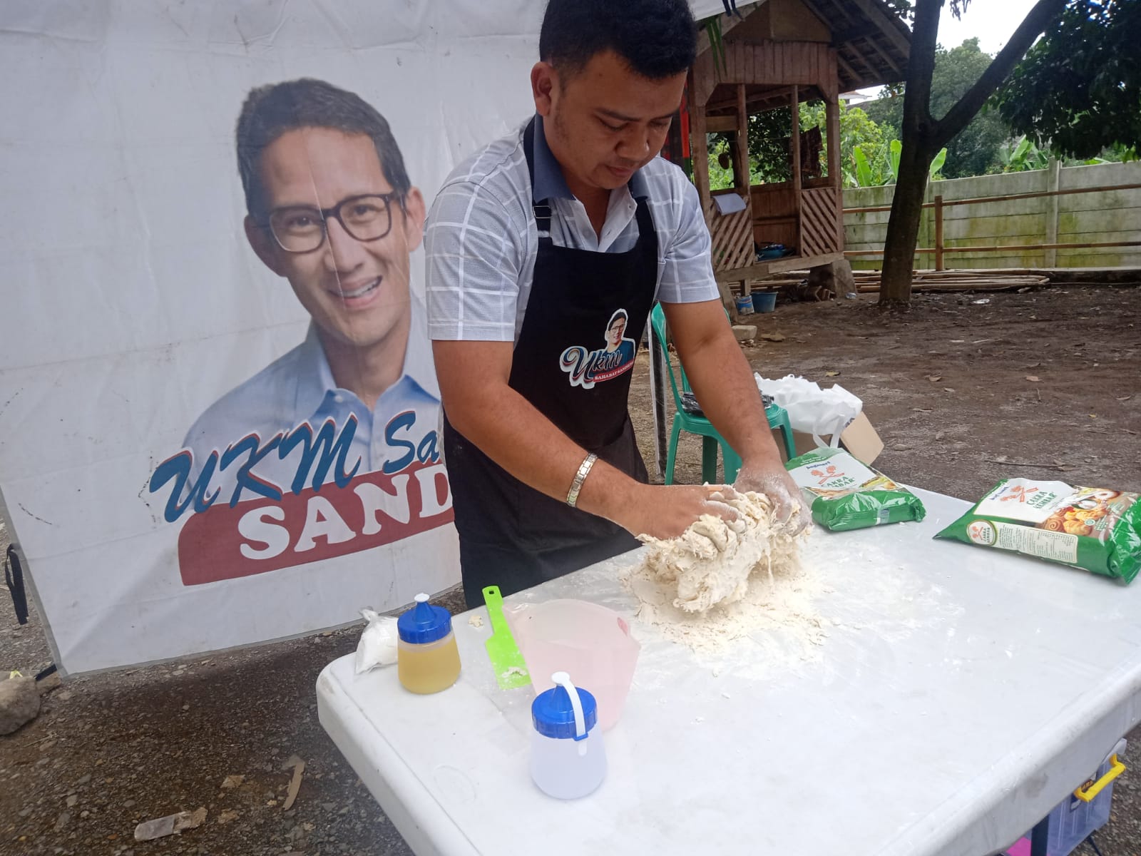 Relawan UKM Sahabat Sandi Bandung Raya memberikan pelatihan membuat Mie Tarik guna menciptakan peluang usaha dan lapangan kerja untuk ibu ru