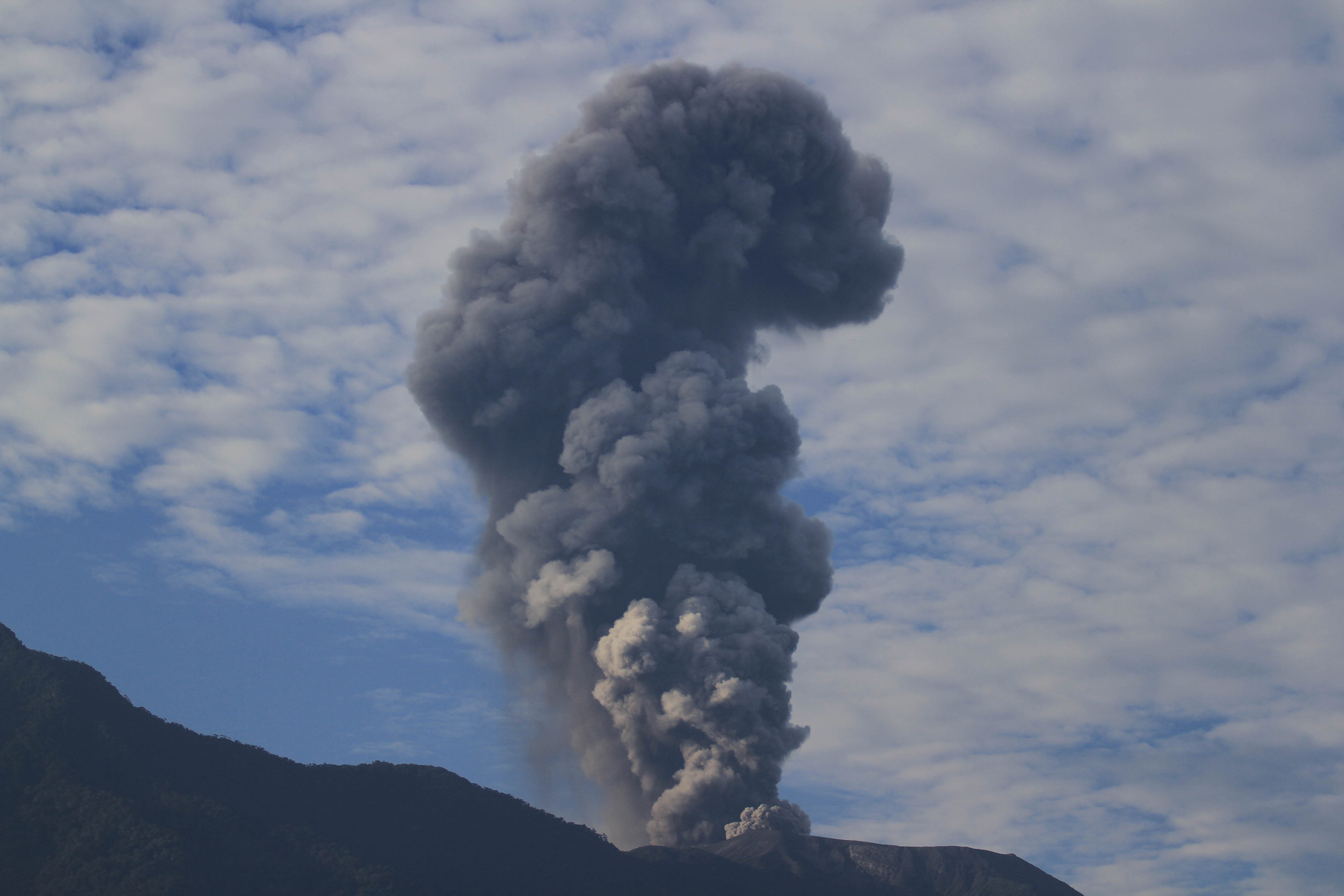 Erupsi Gunung Marapi di Kabupaten Agam, Sumatra Barat.