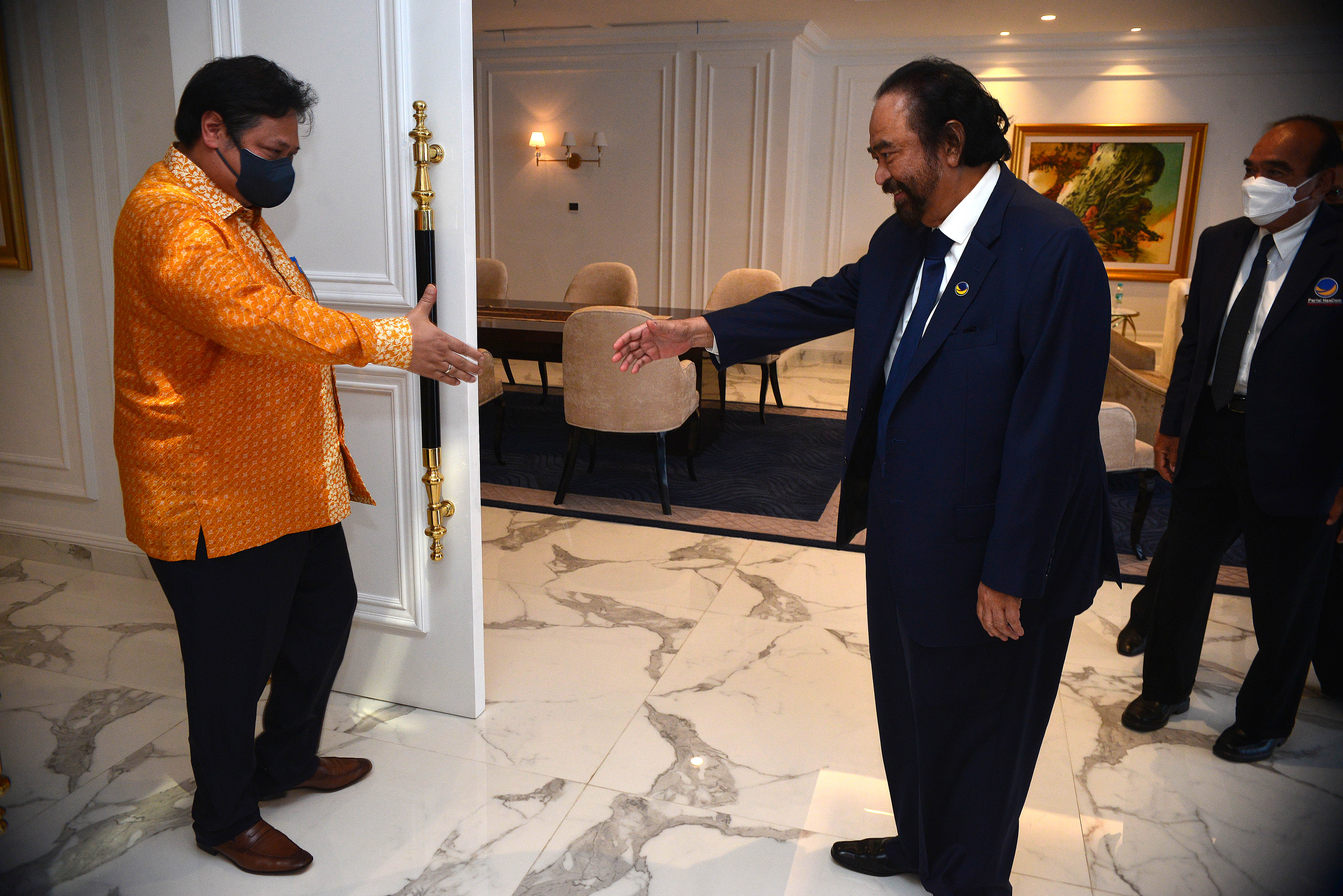 Pertemuan Surya Paloh dan Airlangga Hartarto di NasDem Tower, Jakarta.