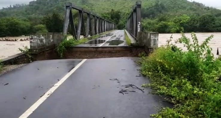 Ilustrasi: Oprit Jembatan Kapsali yang terletak di Desa Manubelon, Kecamatan Amfoang Barat Daya, Kupang, NTT, ambes akibat banjir.
