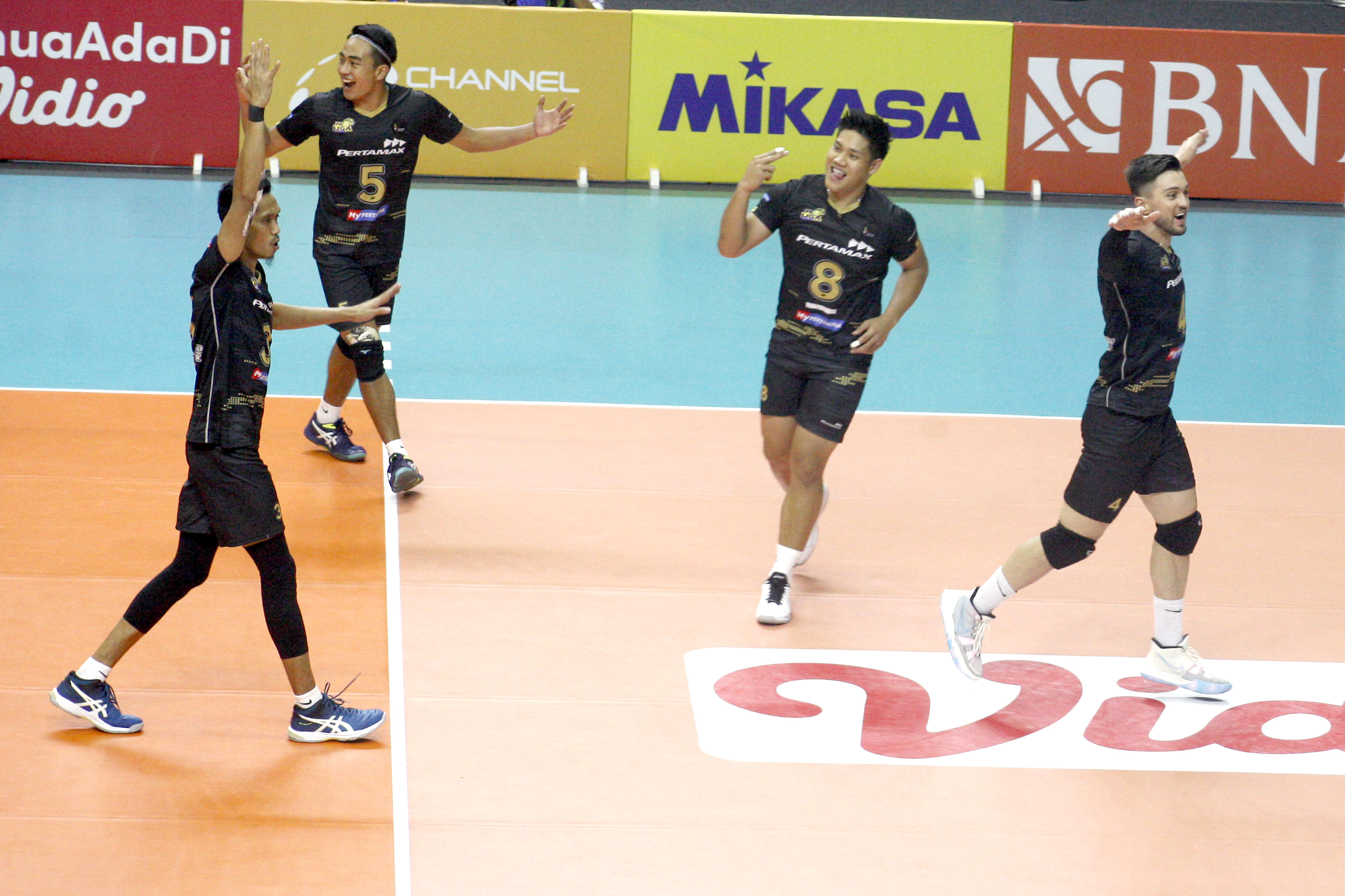 Pemain voli Jakarta Pertamina Pertamax saat melakukan selebrasi.