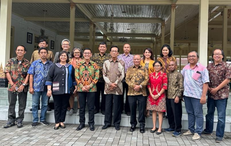 Foto bersama Sultan dan anggota PWKI di Kepatihan, Yogyakarta, Selasa (31/1/2023).