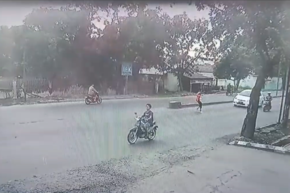 Saat-saat mobil putih menabrak pejalan kaki.